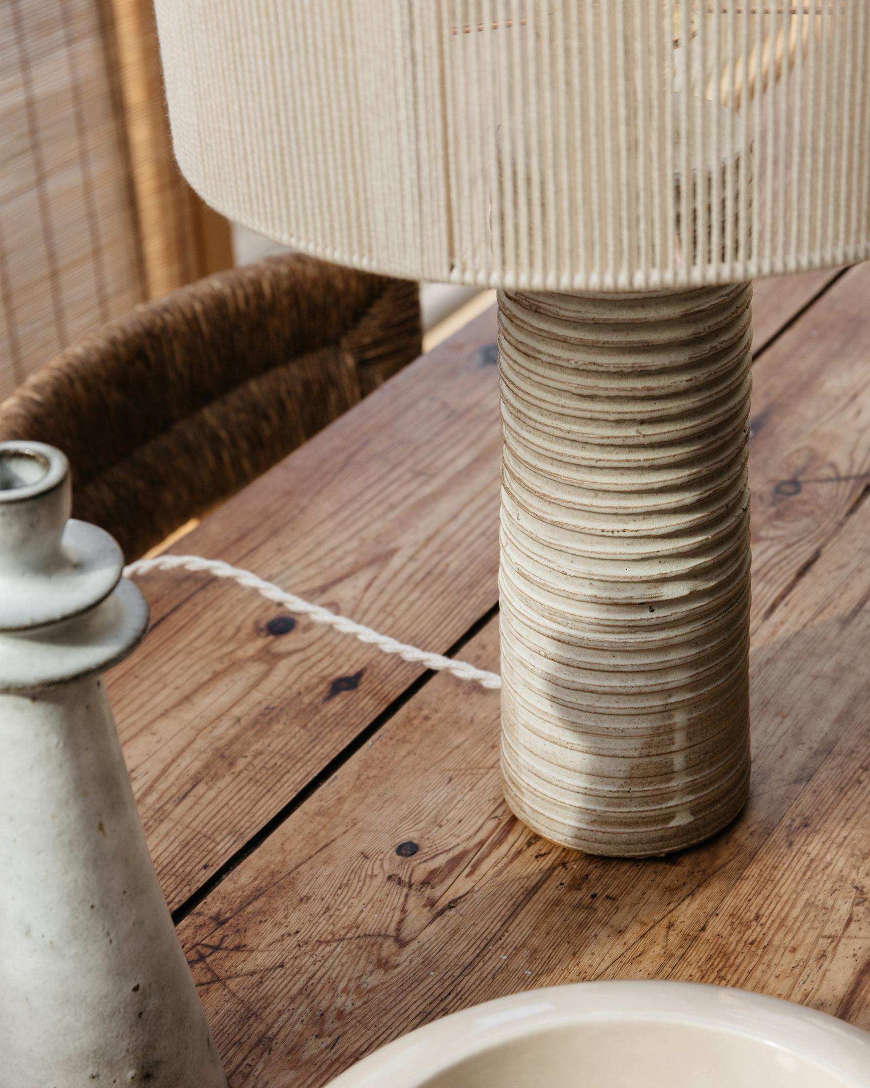 Français Lampe à poser en céramique mate blanc gris Patagonia par Grès Éditions en vente