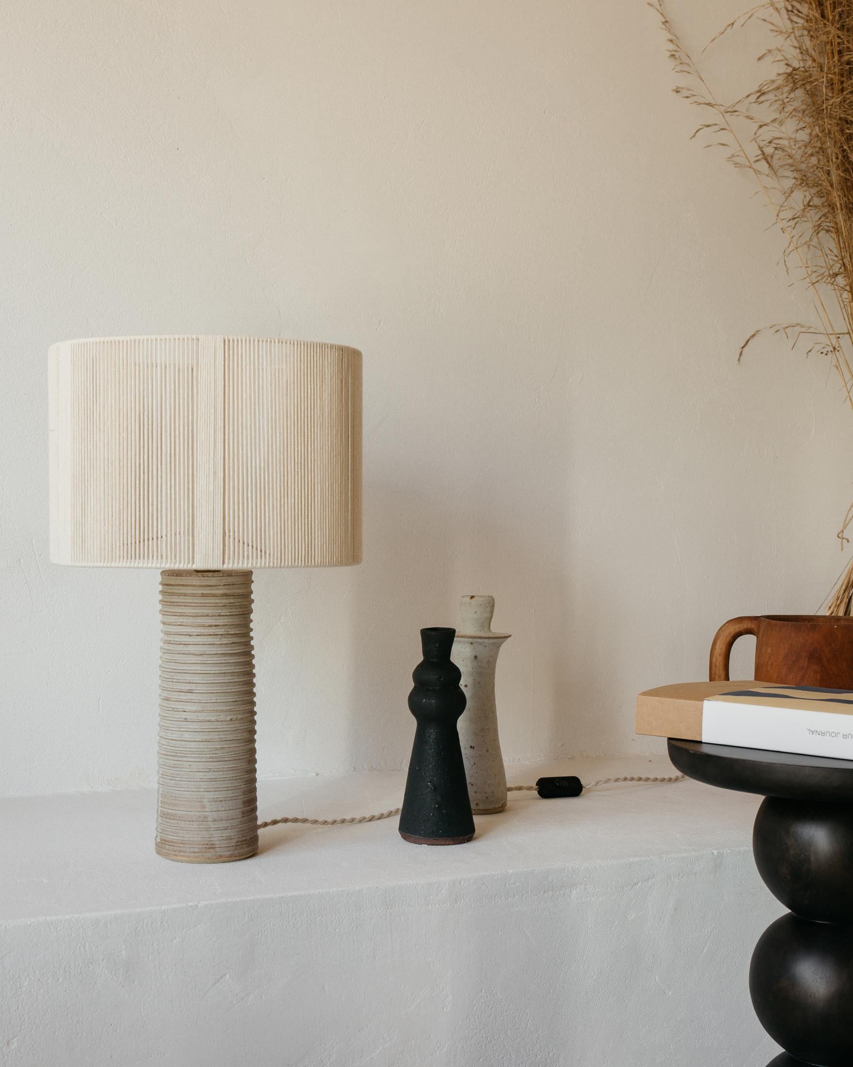 Autre Lampe à poser en céramique mate blanc gris Patagonia par Grès Éditions en vente