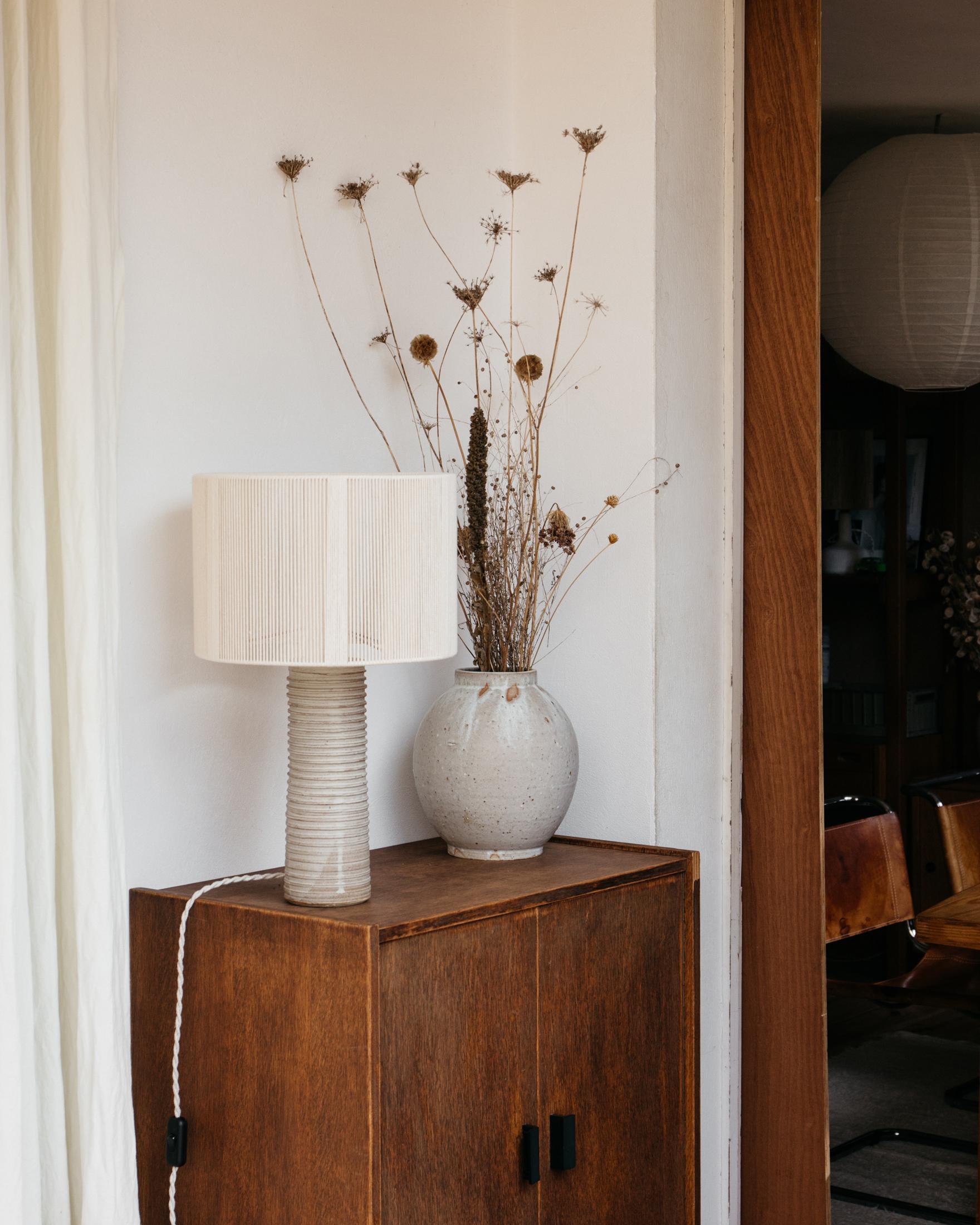 Lampe à poser en céramique mate blanc gris Patagonia par Grès Éditions Neuf - En vente à Geneve, CH