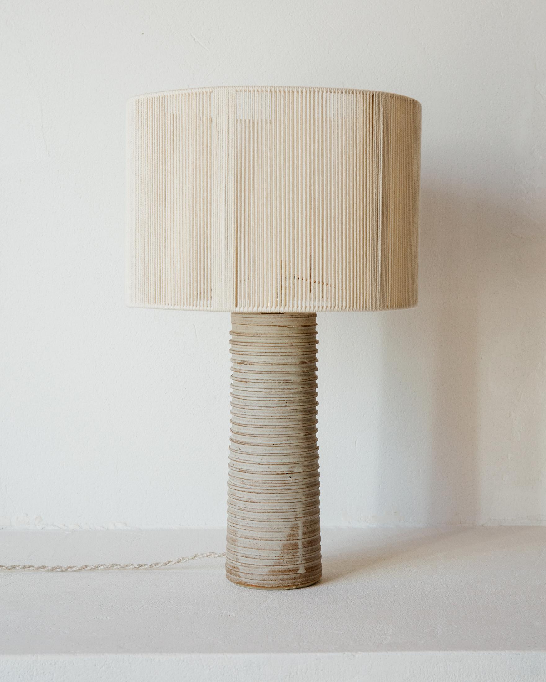 XXIe siècle et contemporain Lampe à poser en céramique mate blanc gris Patagonia par Grès Éditions en vente