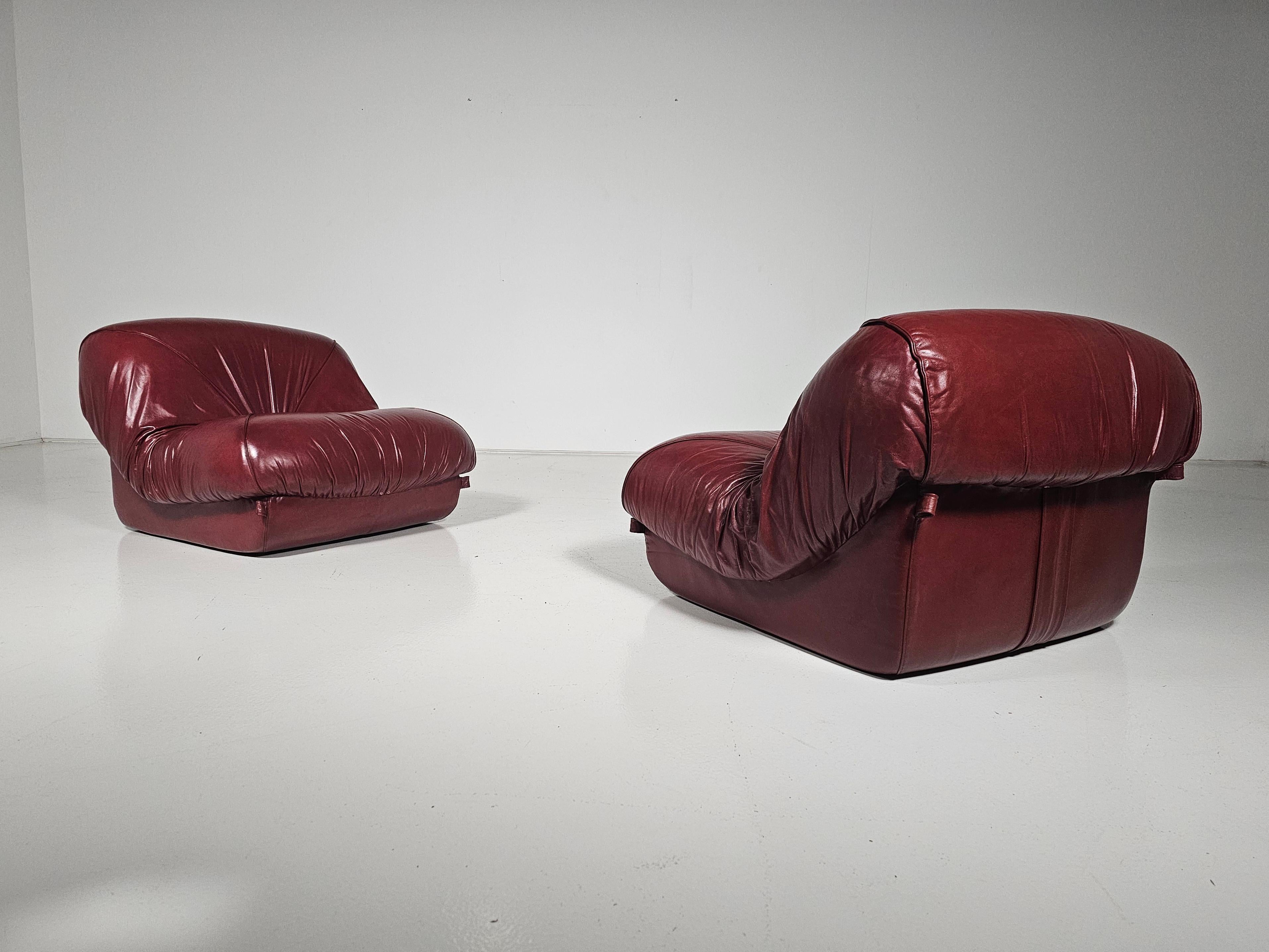 Patate lounge chairs in burgundy leather by Airborne International, 1970s In Good Condition In amstelveen, NL