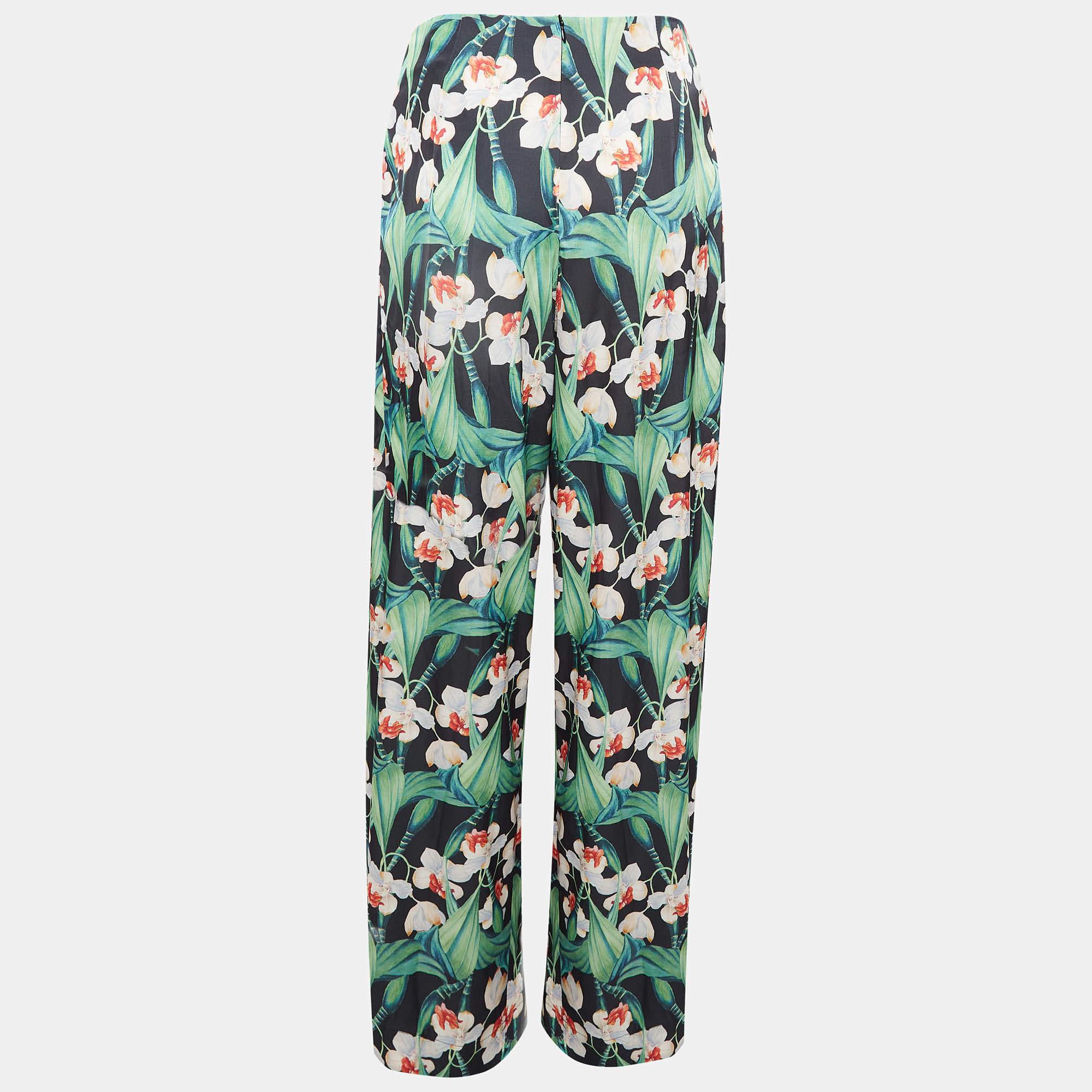 Erhöhen Sie Ihren Stil mit der Hose von PATBO. Gefertigt aus luxuriösem Satin  Diese Hose hat einen auffälligen Blumendruck und eine schmeichelhafte hohe Taille. Der weite Beinschnitt bietet mühelose Bewegung  und der Gürtel in der Taille betont