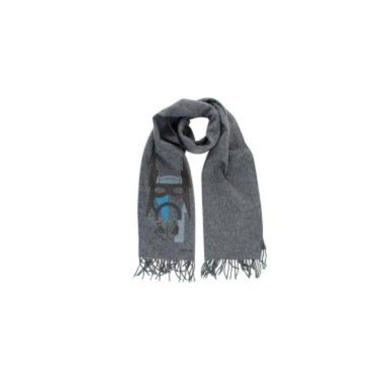 Hermes Patch Cuir Super H muffler grey cashmere scarf
 
 
 
 -Cashmere muffler is embroidered with a masked lambskin horse head made up of four different colors of leather
 
 -Fringed edges 
 
 -Double sided 
 
 -Mid-weight construction 
 
 
 
