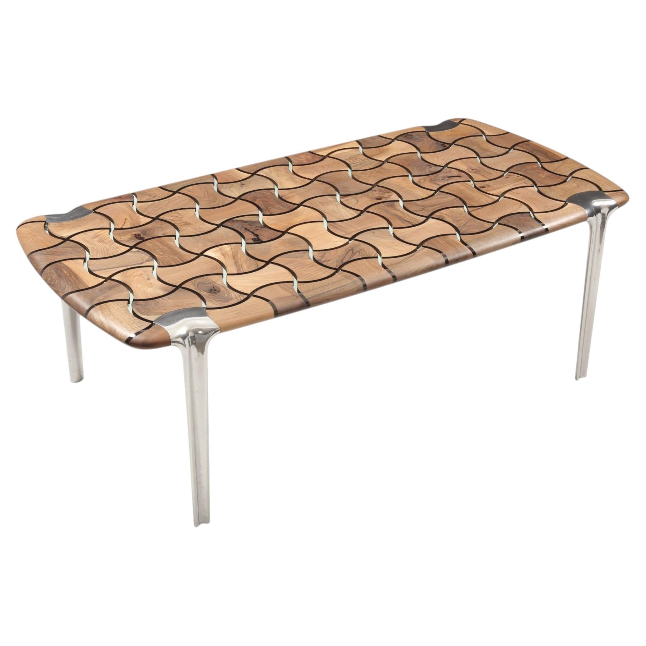 Mesa de comedor hexagonal con incrustaciones de madera y resina, con base de acero inoxidable en venta
