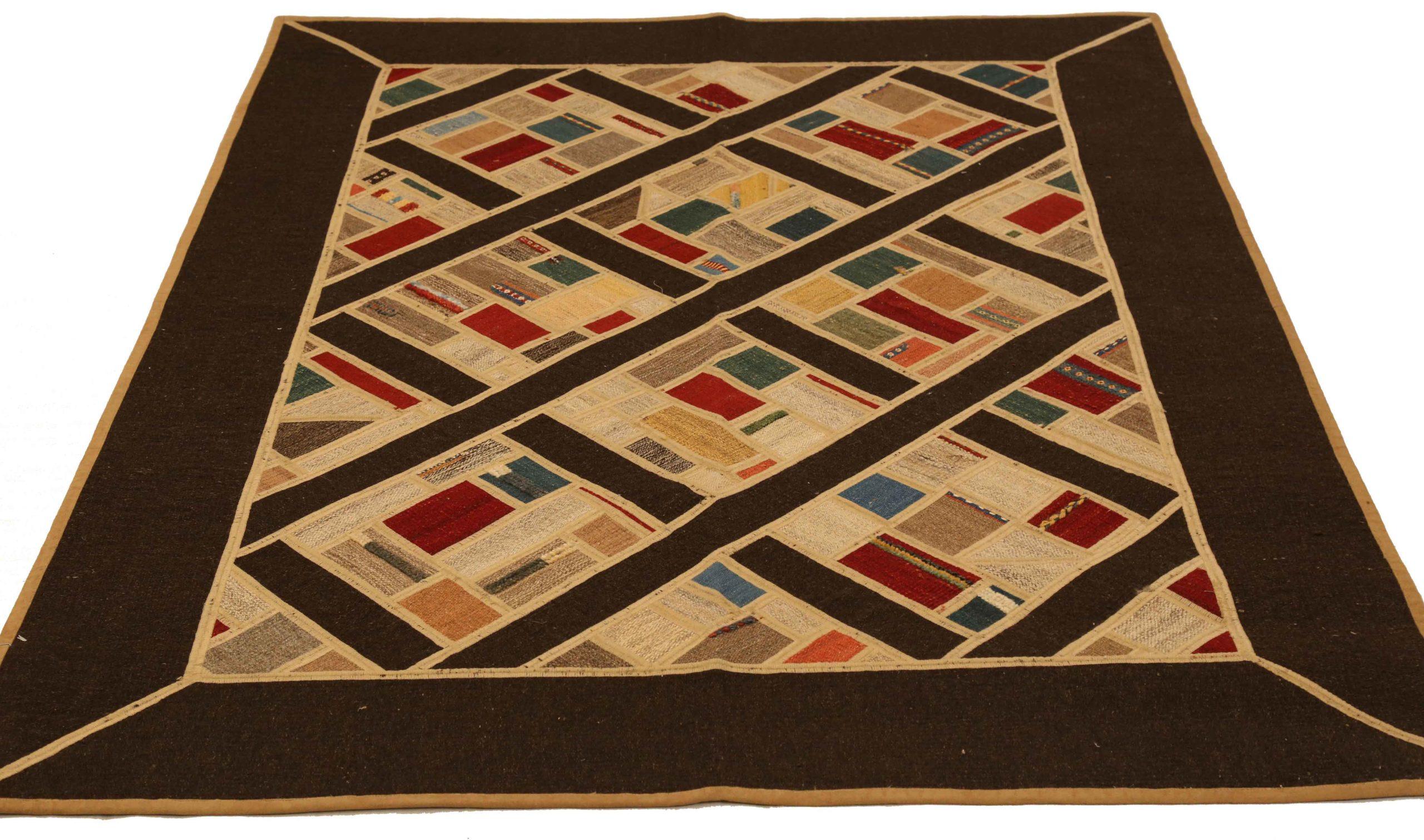 Descubre la elegancia de este parche único Killim con alfombras de área de Circa 1990. Diseñado con meticulosa atención al detalle, este diseño exclusivo es perfecto para realzar tu espacio.