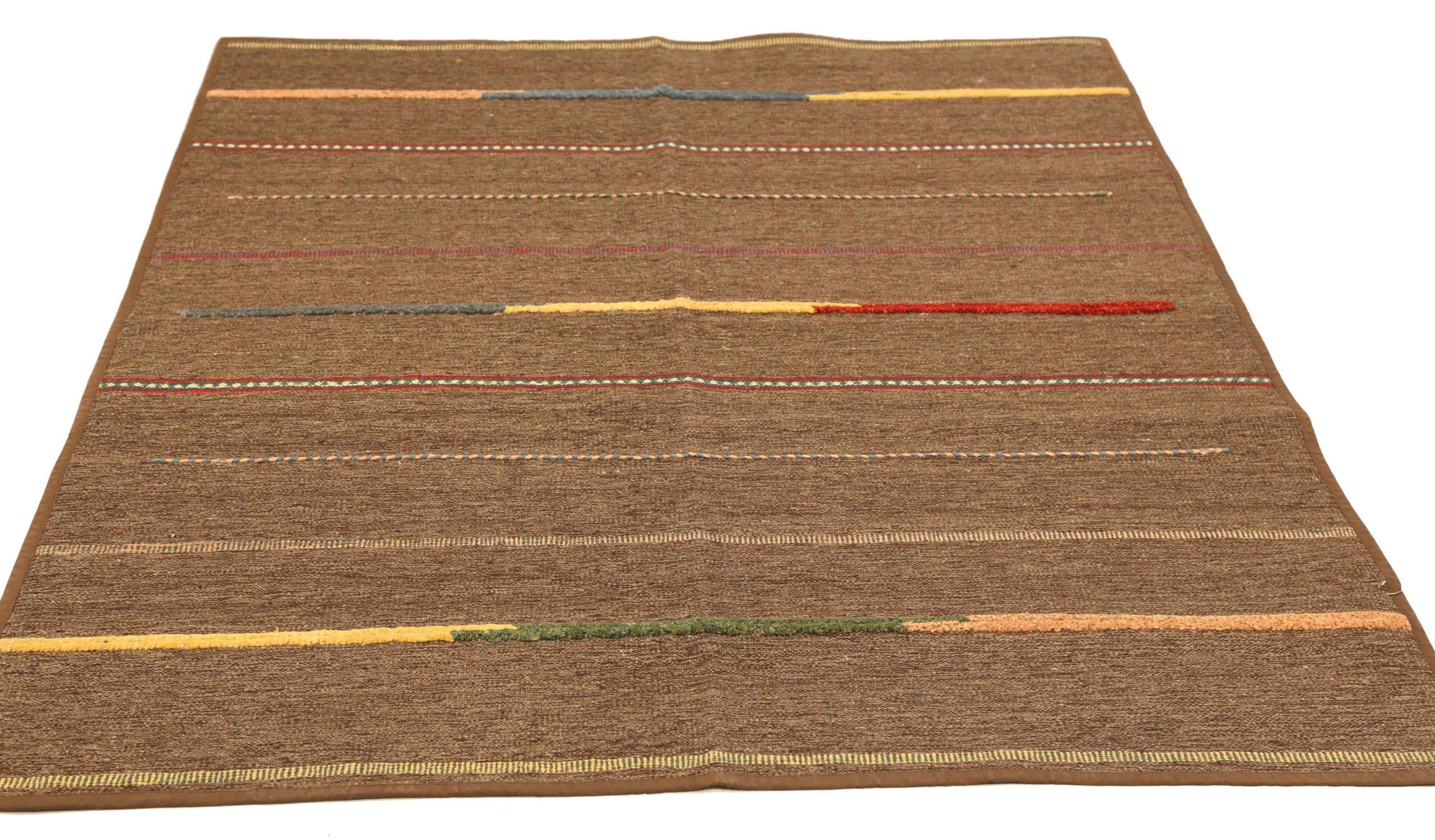 Descubre la elegancia de este parche único Killim con alfombras de área de Circa 1990. Diseñado con meticulosa atención al detalle, este diseño exclusivo es perfecto para realzar tu espacio.