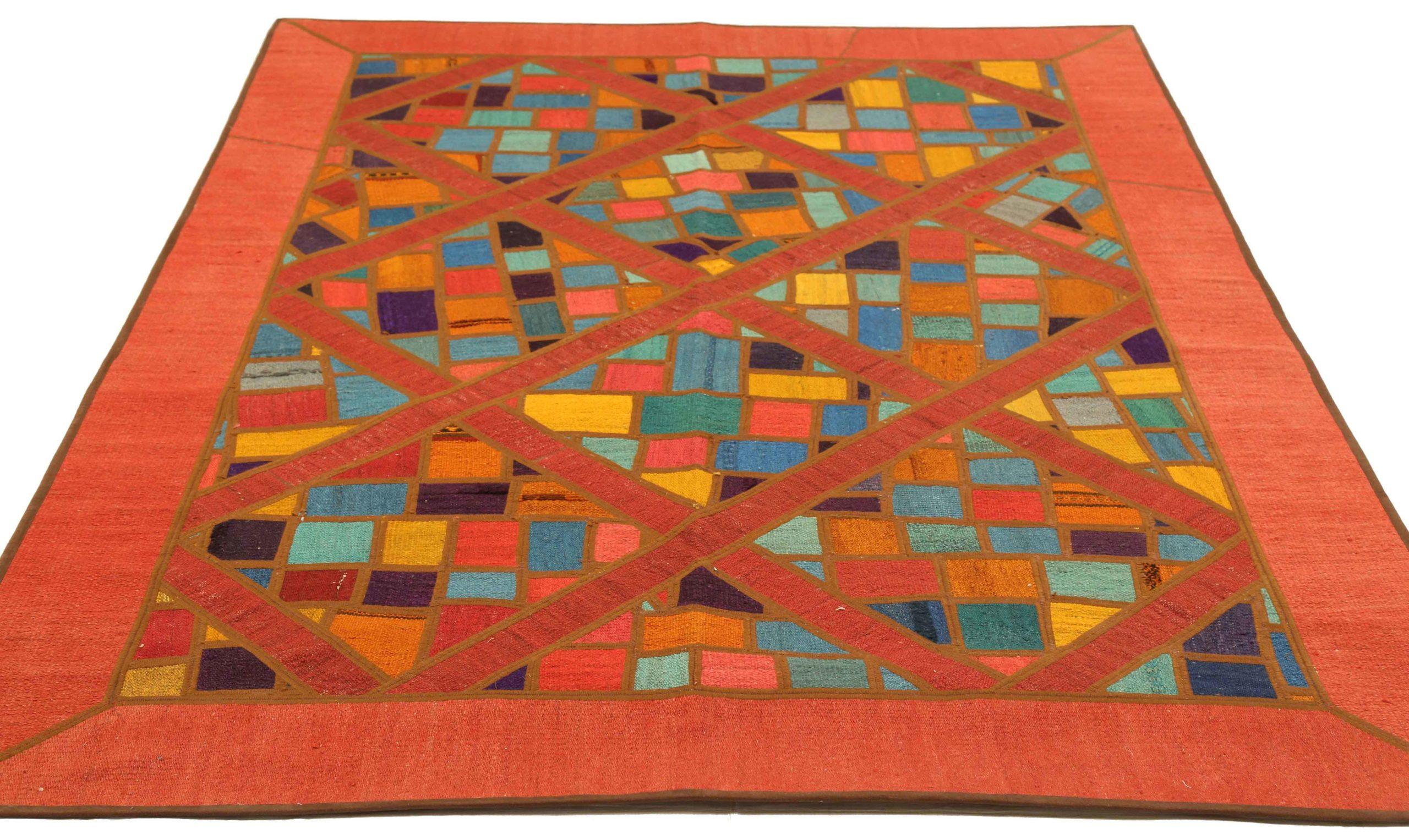 Scopri l'eleganza di questo Patch Killim unico nel suo genere, caratterizzato da tappeti d'area CIRCA 1990. Progettato con una meticolosa attenzione ai dettagli, questo design esclusivo è perfetto per valorizzare il tuo spazio.