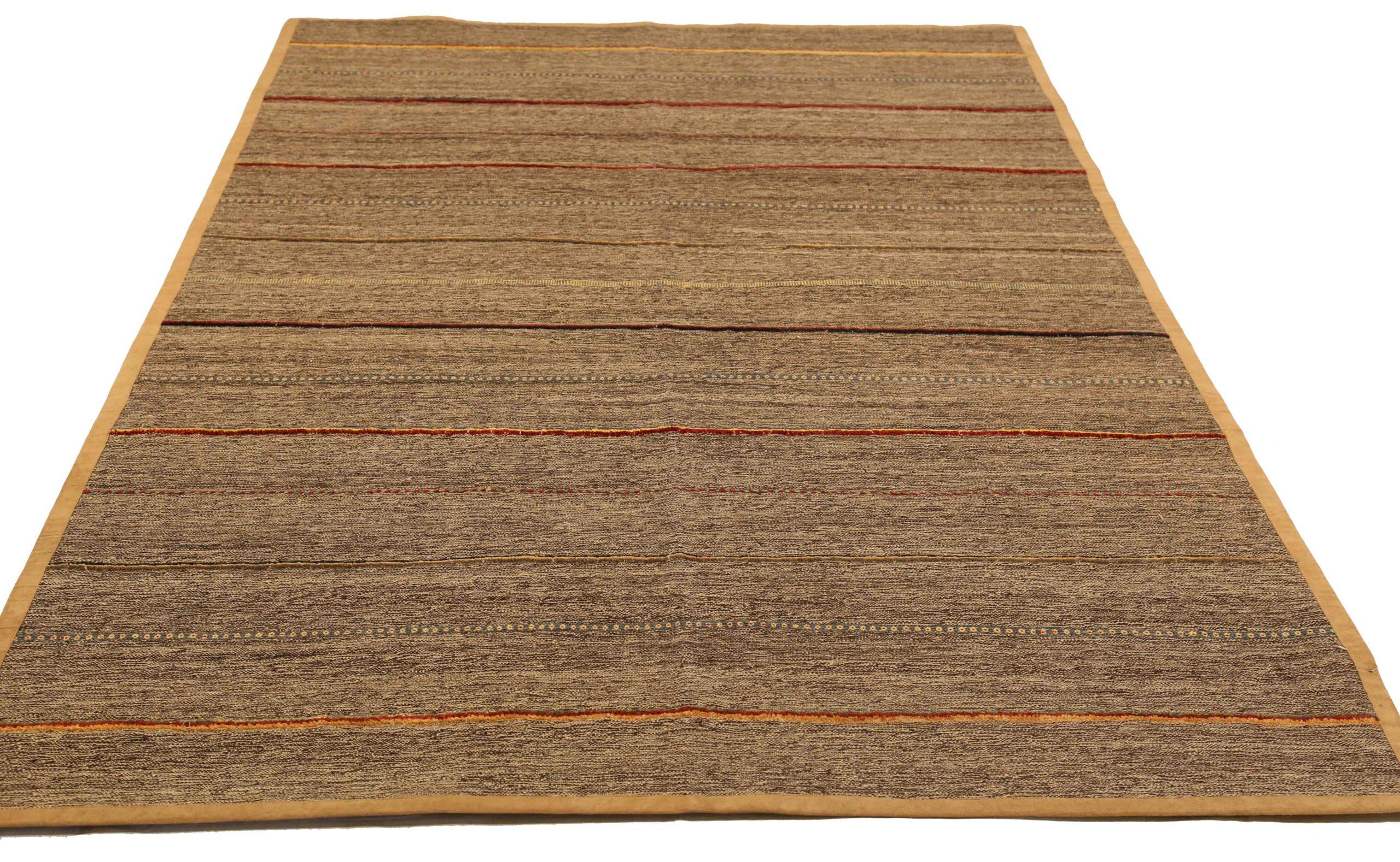 Descubre la elegancia de este parche único Killim con alfombras de área de Circa 1990. Diseñado con meticulosa atención al detalle, este diseño exclusivo es perfecto para realzar tu espacio.
