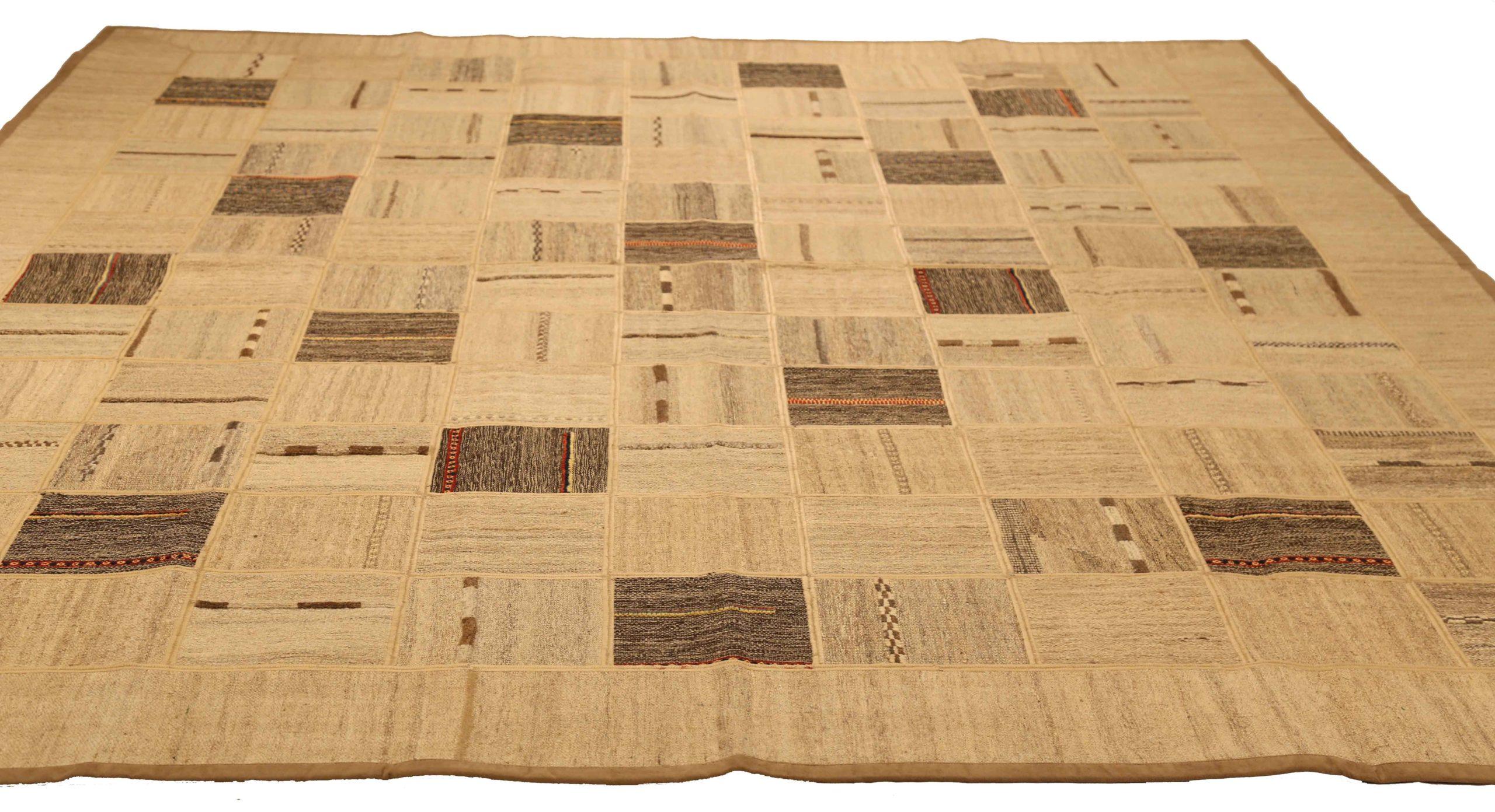 Descubre la elegancia de este parche único Killim con alfombras de área de Circa 1990. Diseñado con meticulosa atención al detalle, este diseño exclusivo es perfecto para realzar tu espacio.
