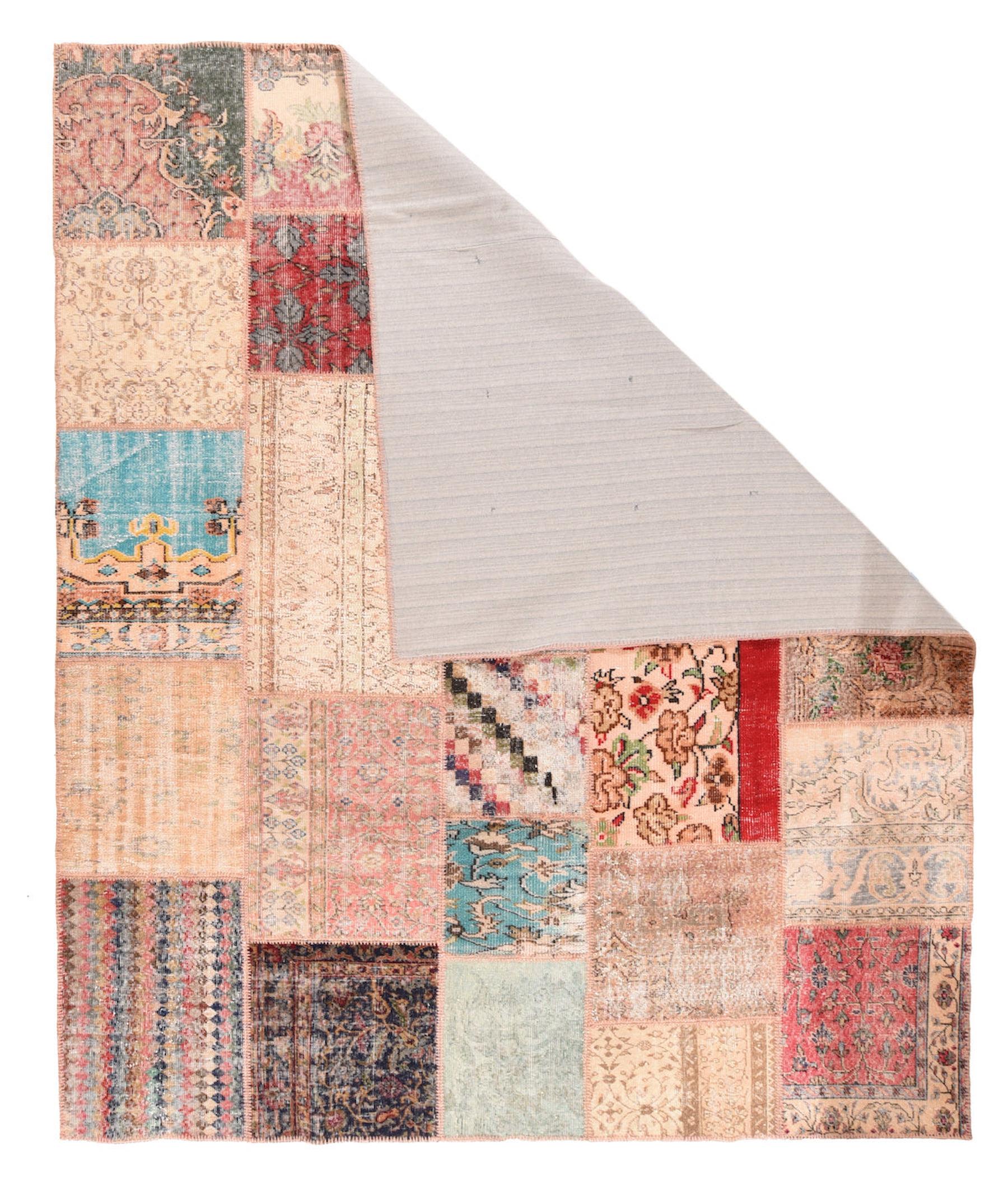 Tappeto Patch Work 8'3'' x 9'10''. I tappeti patchwork sono un'innovazione recente che conferisce ai pezzi vintage un aspetto completamente nuovo. Qui ci sono cinque colonne di frammenti quadrati in blu cielo, avorio antico, crema, marina e rosso,