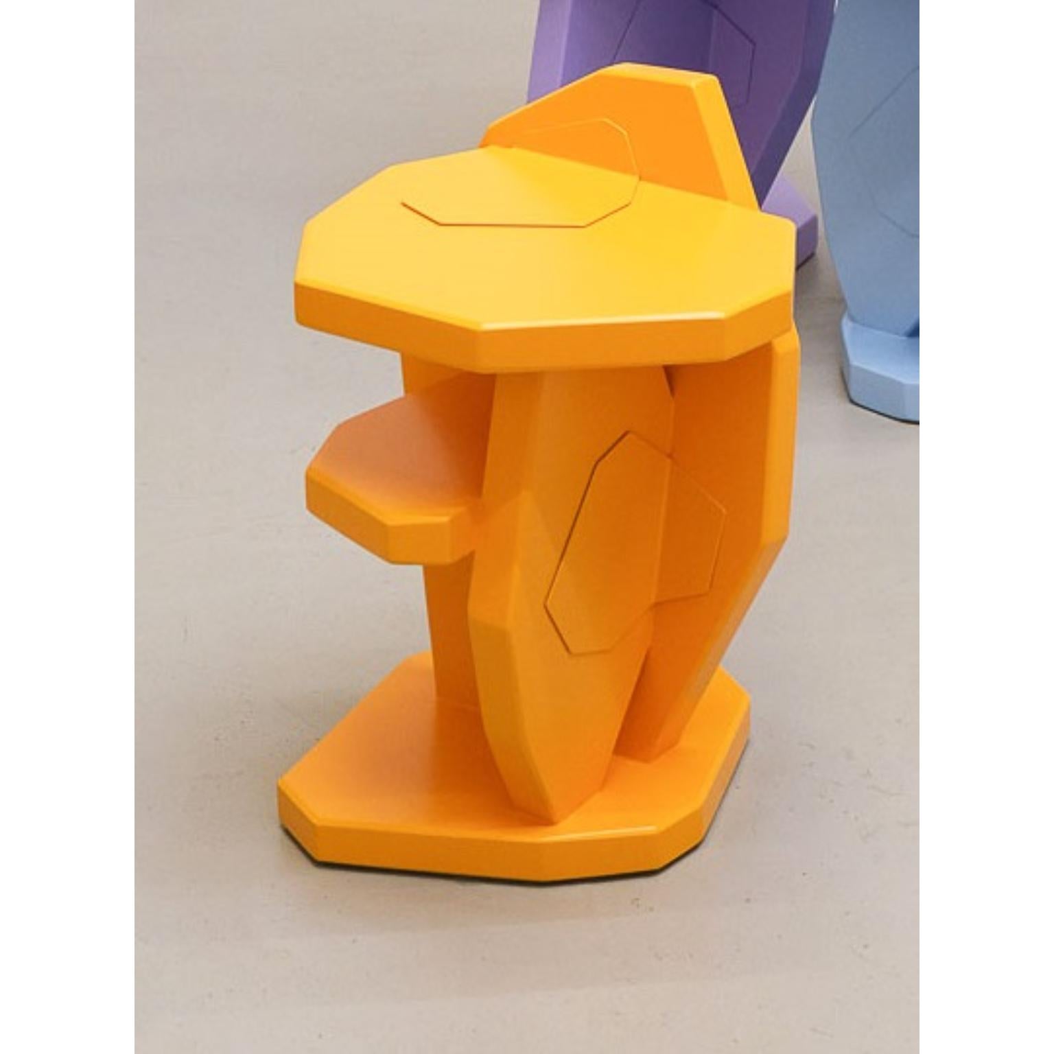 Beistelltisch und Hocker aus lackiertem Birkenfurnier und Aluminium von Jacob Egeberg
Abmessungen: T 38 x B 40 x H 57 cm.
MATERIALIEN: Autolack auf Birkenfurnier und Aluminiumflicken.

Der geflickte Beistelltisch ist eine verspielte Variante des