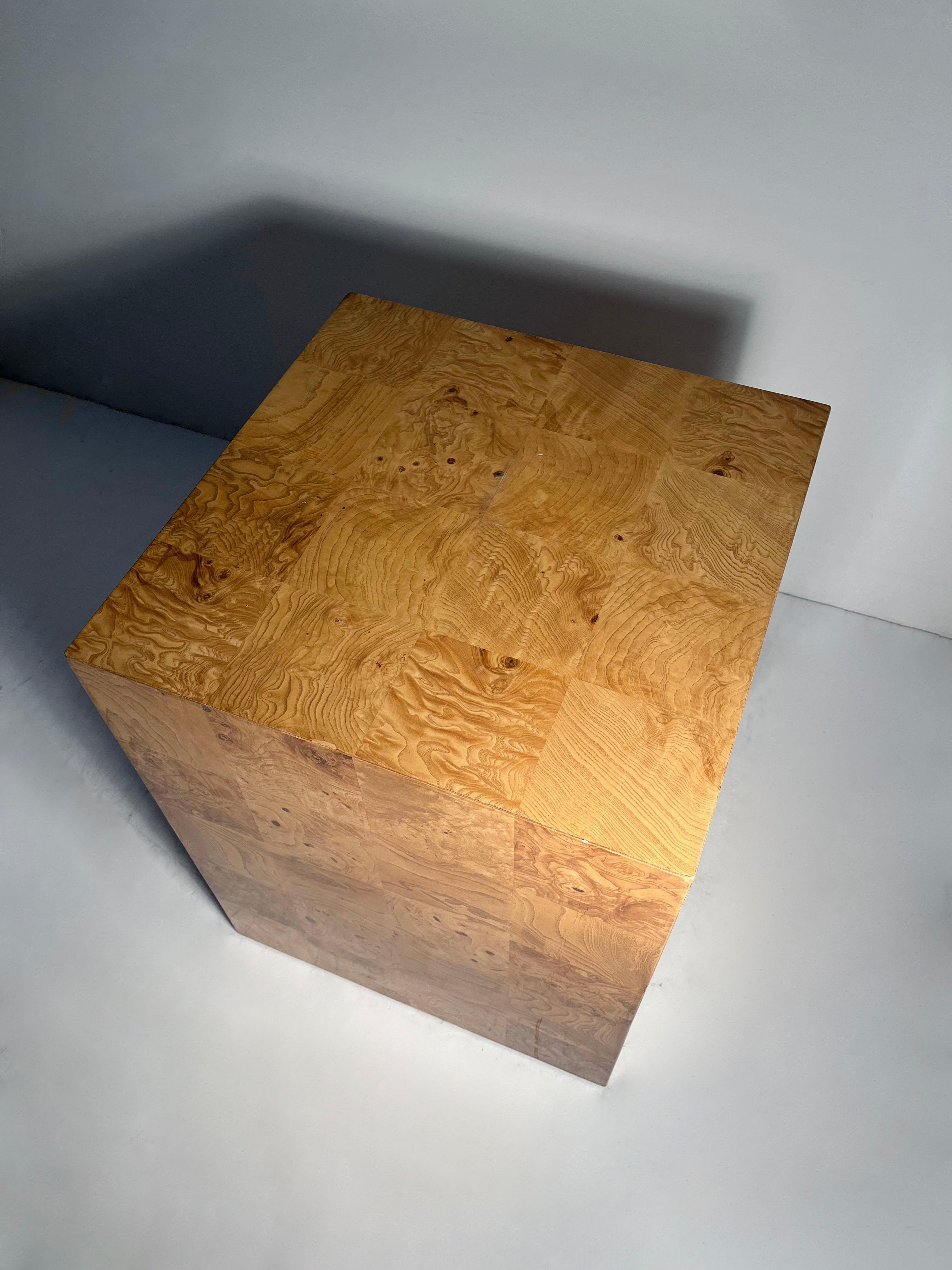 Patchwork Burl Wood Pedestal Table Nightstand by Milo Baughman In Good Condition For Sale In Chicago, IL