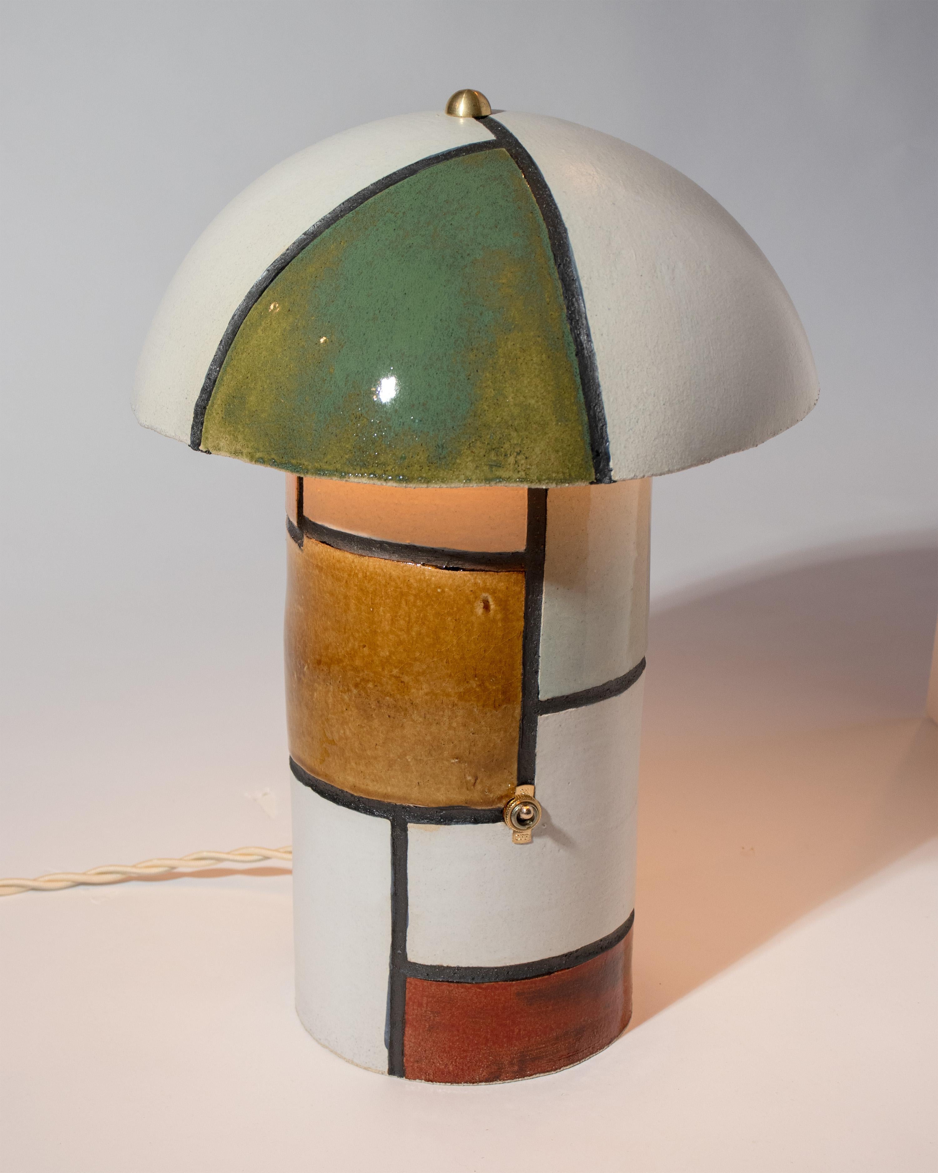 Chaque lampe champignon est fabriquée et peinte à la main par Ethan Streicher, le fondateur et designer à l'origine de la marque Streicher Goods à Brooklyn, NY. La silhouette de la lampe est simple et contemporaine, avec une haute base cylindrique