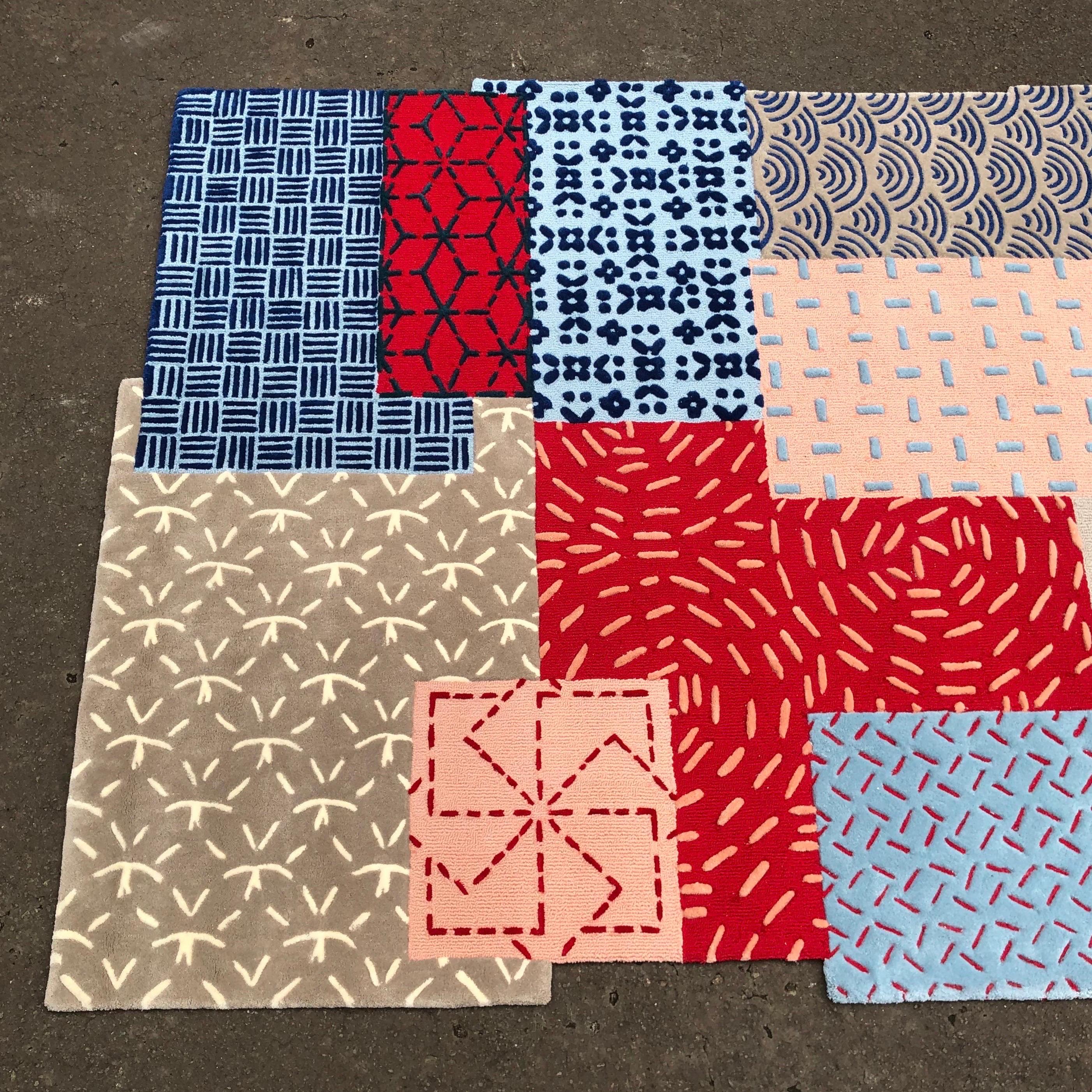 Dieser auffällige, handgetuftete Teppich ist als moderne Patchwork-Komposition gestaltet, die eine Mischung aus geometrischen Motiven, floralen Umrissen und kühnen grafischen Mustern vereint. Jeder 