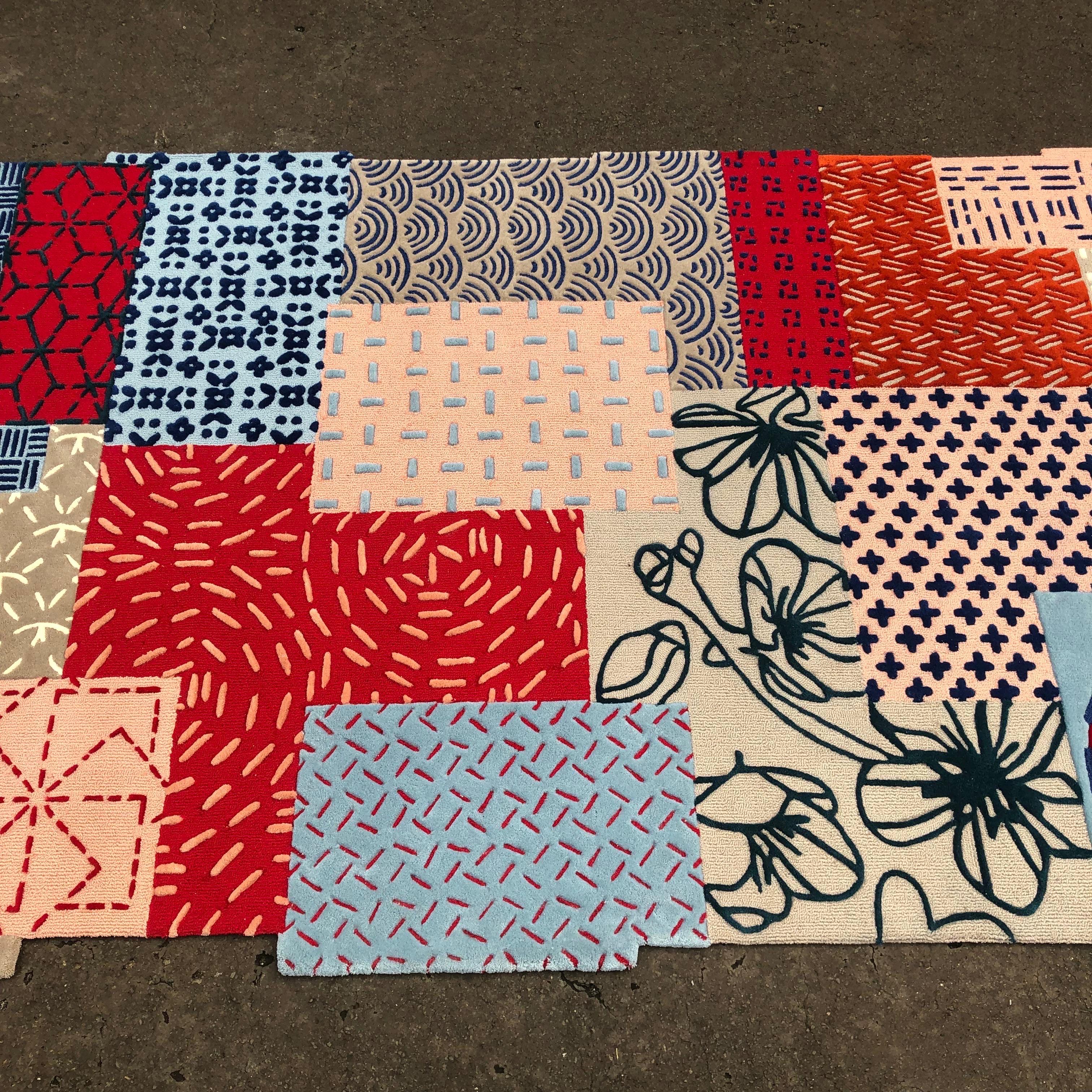 Zeitgenössischer Patchwork-Teppich mit geometrischen Mustern in Rot, Blau und Neutral im Zustand „Neu“ im Angebot in Jakarta Selatan, ID