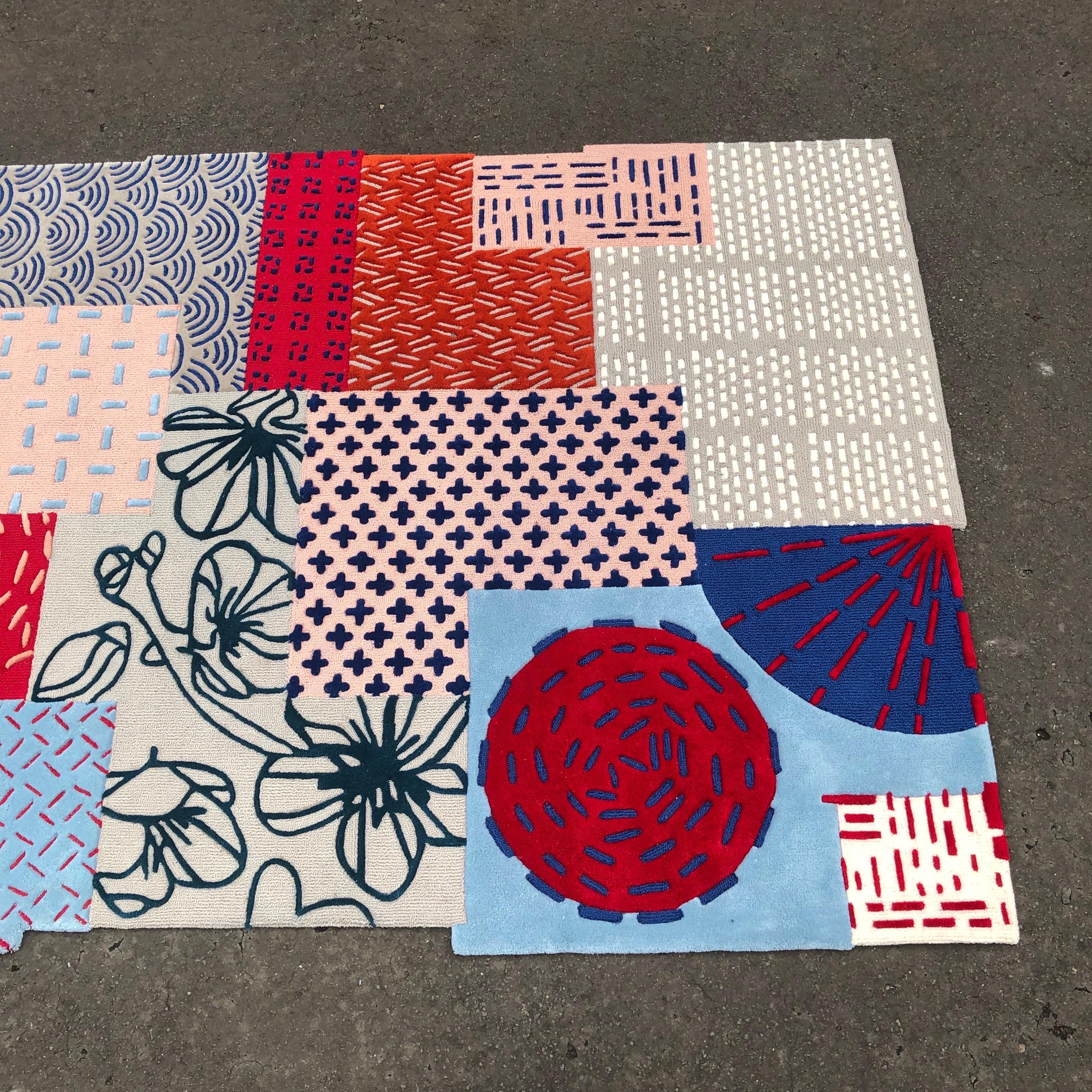 Zeitgenössischer Patchwork-Teppich mit geometrischen Mustern in Rot, Blau und Neutral (21. Jahrhundert und zeitgenössisch) im Angebot