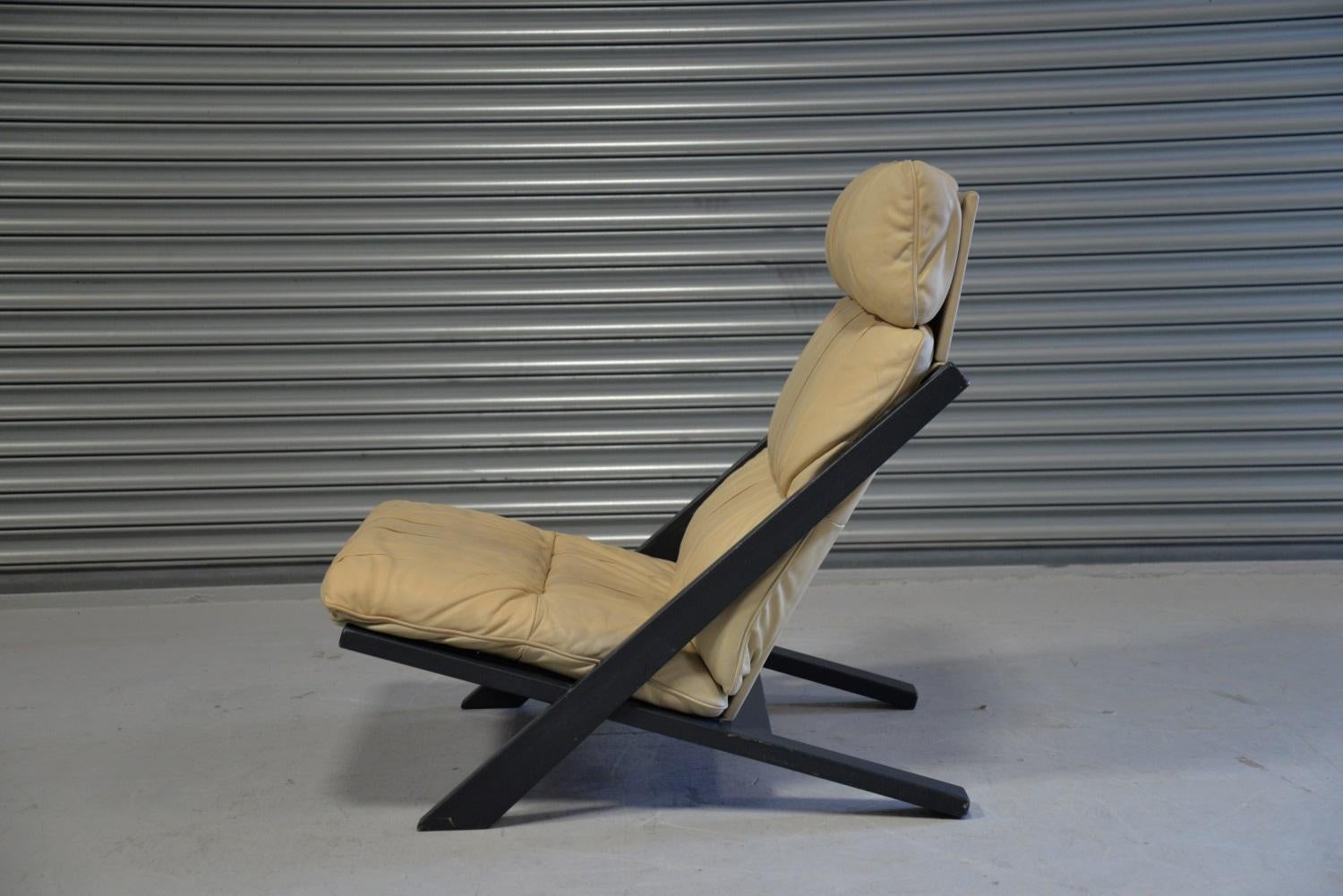 Discounted airfreight for our US and International customers ( from 2 weeks door to door)

We are delighted to bring to you an original patchwork leather lounge chair by Ueli Bergère for De Sede of Switzerland, 1970s. Standing on a black lacquered