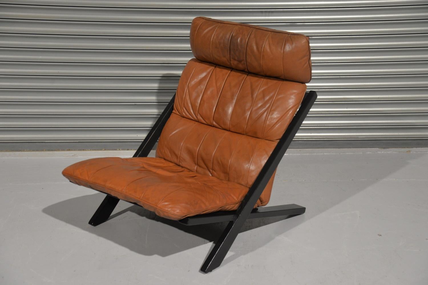 Nous avons le plaisir de vous présenter une chaise longue en cuir patchwork originale, réalisée par Ueli Bergère pour De Sede (Suisse), dans les années 1970. Monté sur un cadre en bois laqué noir avec un cuir aniline patchwork beige. Il s'agit d'un