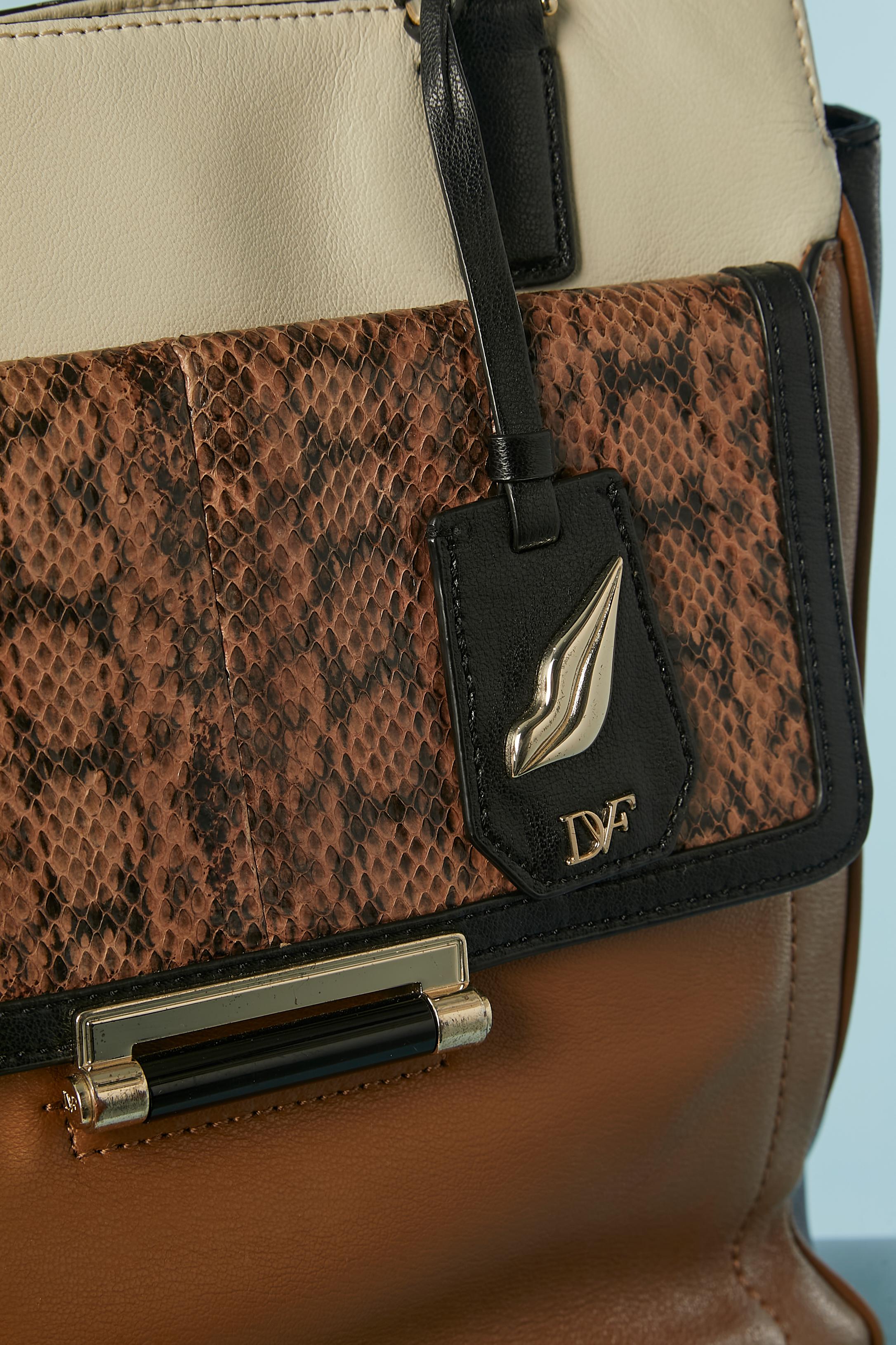 Henkeltasche aus Patchwork-Leder. Innenfutter aus Marken-Nylon. Magnetverschluss unter der vorderen Taschenklappe. Reißverschluss an beiden Seiten. 2 flache Taschen und eine Tasche mit Reißverschluss innen. 
GRÖSSE 31cm (Höhe) X 30cm (Länge) X 13cm