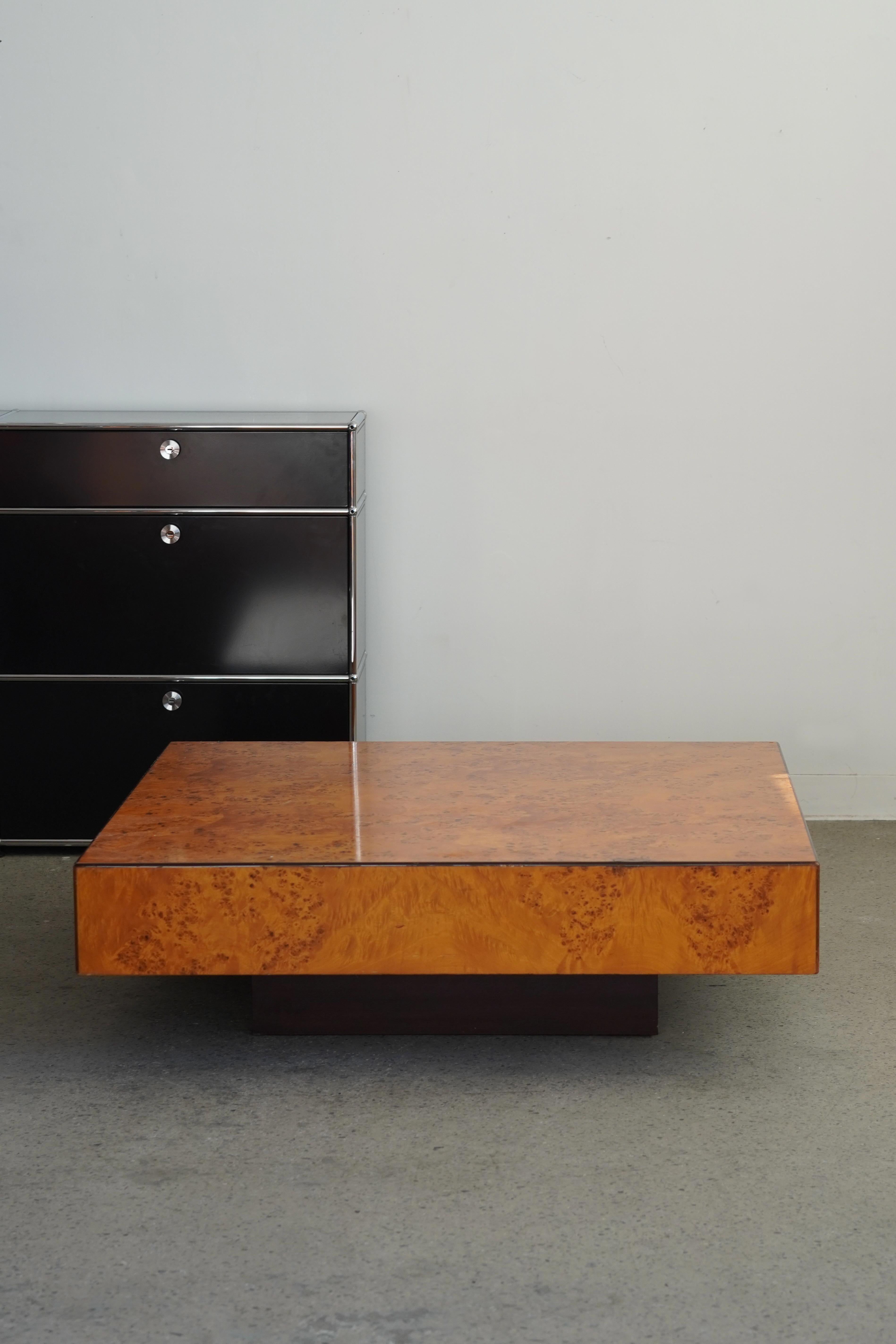 Mesa de centro de madera de olivo, fabricada en Alemania, años 70. Base de pedestal chapada en caoba con tablero chapado en madera burl de patchwork.

Dimensiones: 13,5 