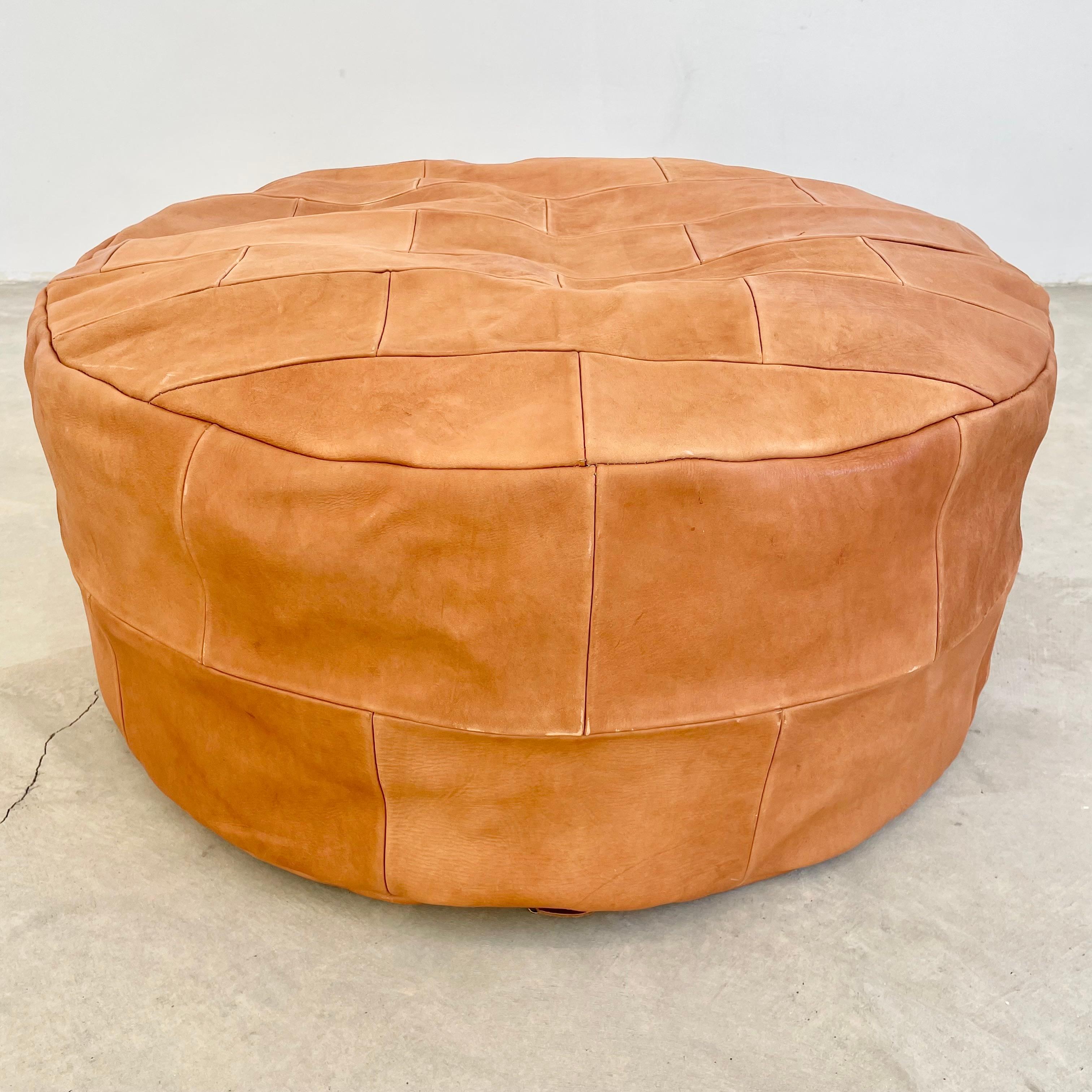 Puf de cuero de silla de montar patchwork, Marruecos Moderno de mediados de siglo en venta