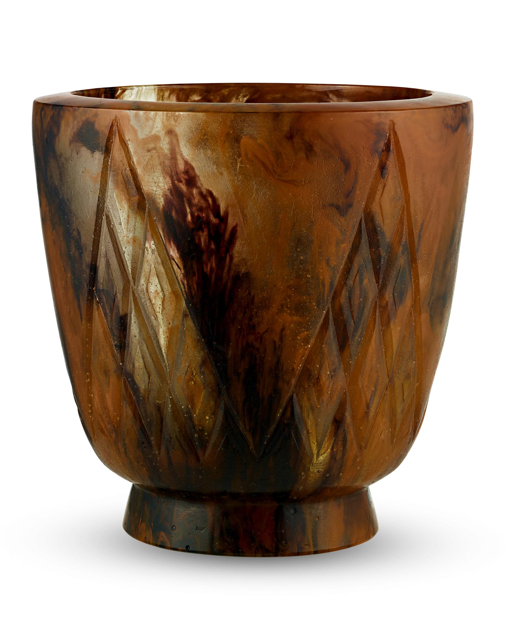 Diese schimmernde Vase wurde von dem berühmten französischen Glasmacher François-Emile Décorchemont handgefertigt. Décorchemont, der für die Beherrschung der Pâte-de-verre-Methode berühmt ist, perfektionierte auch die hier gezeigte, ähnlich delikate