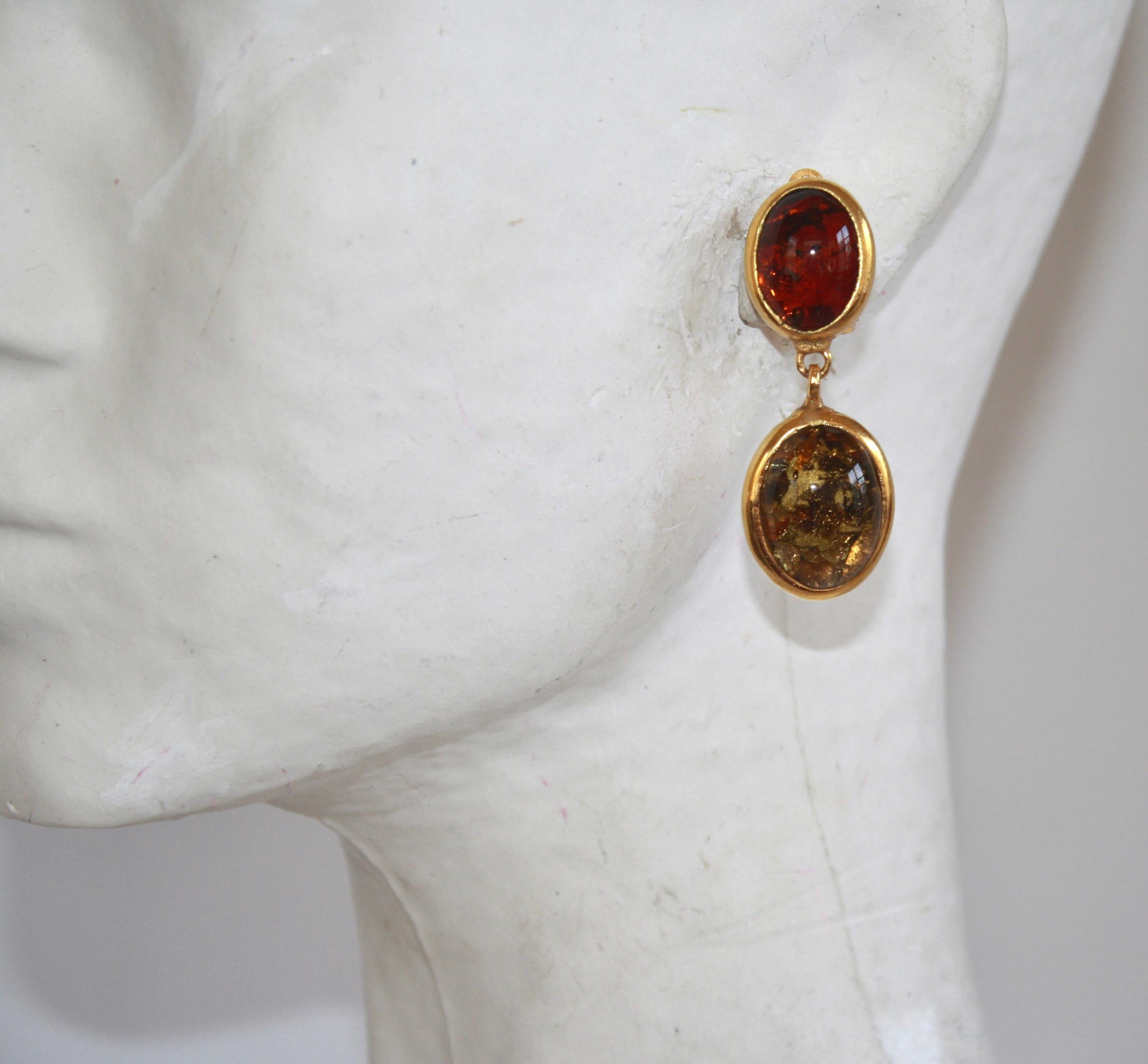 Handgefertigte Ohrringe aus Pate de Verre-Glas mit Blattgoldtupfen auf vergoldetem Messing.