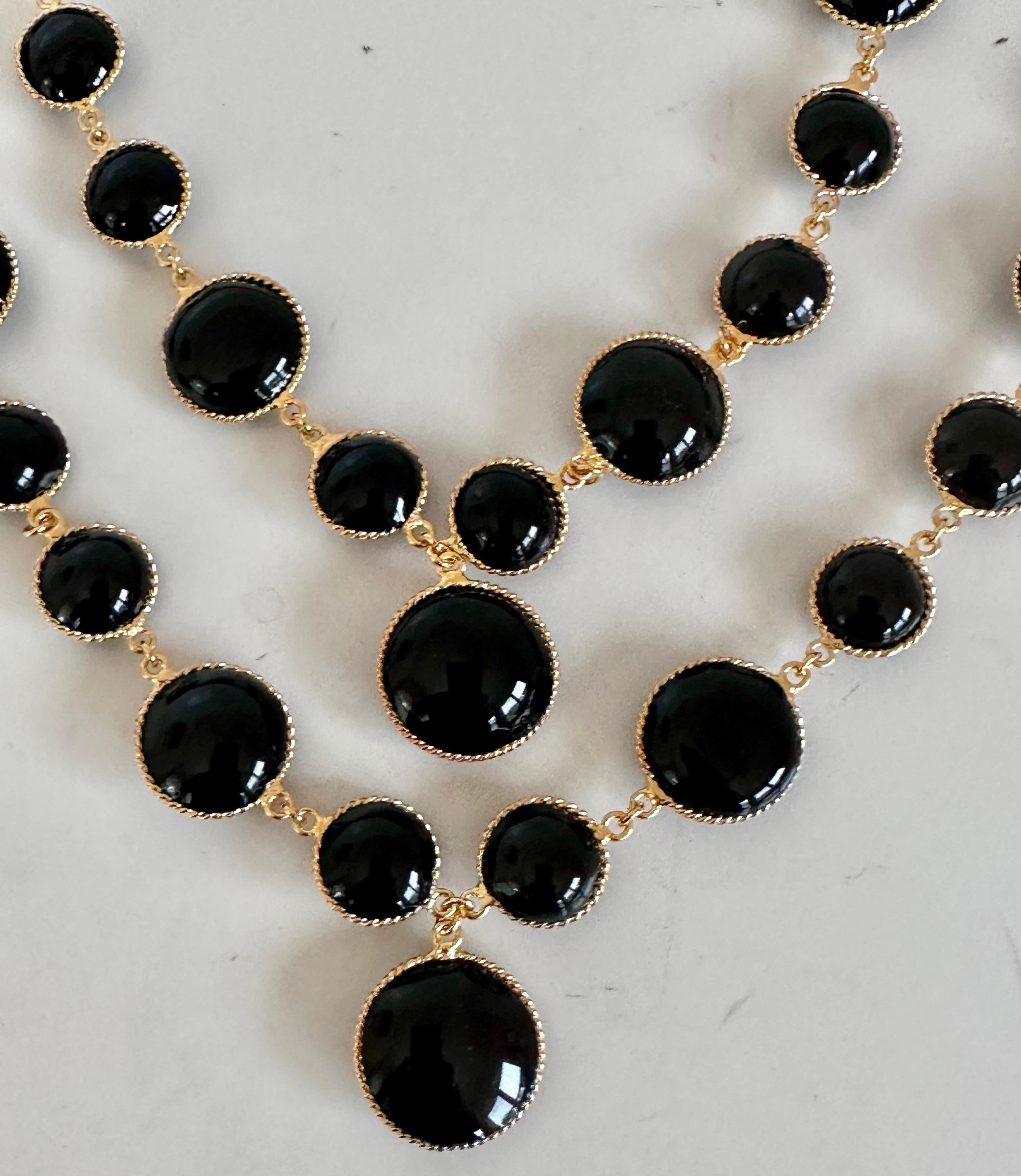 Artiste Pate De Verre Noir Sautoir Avec Fil Doré en vente