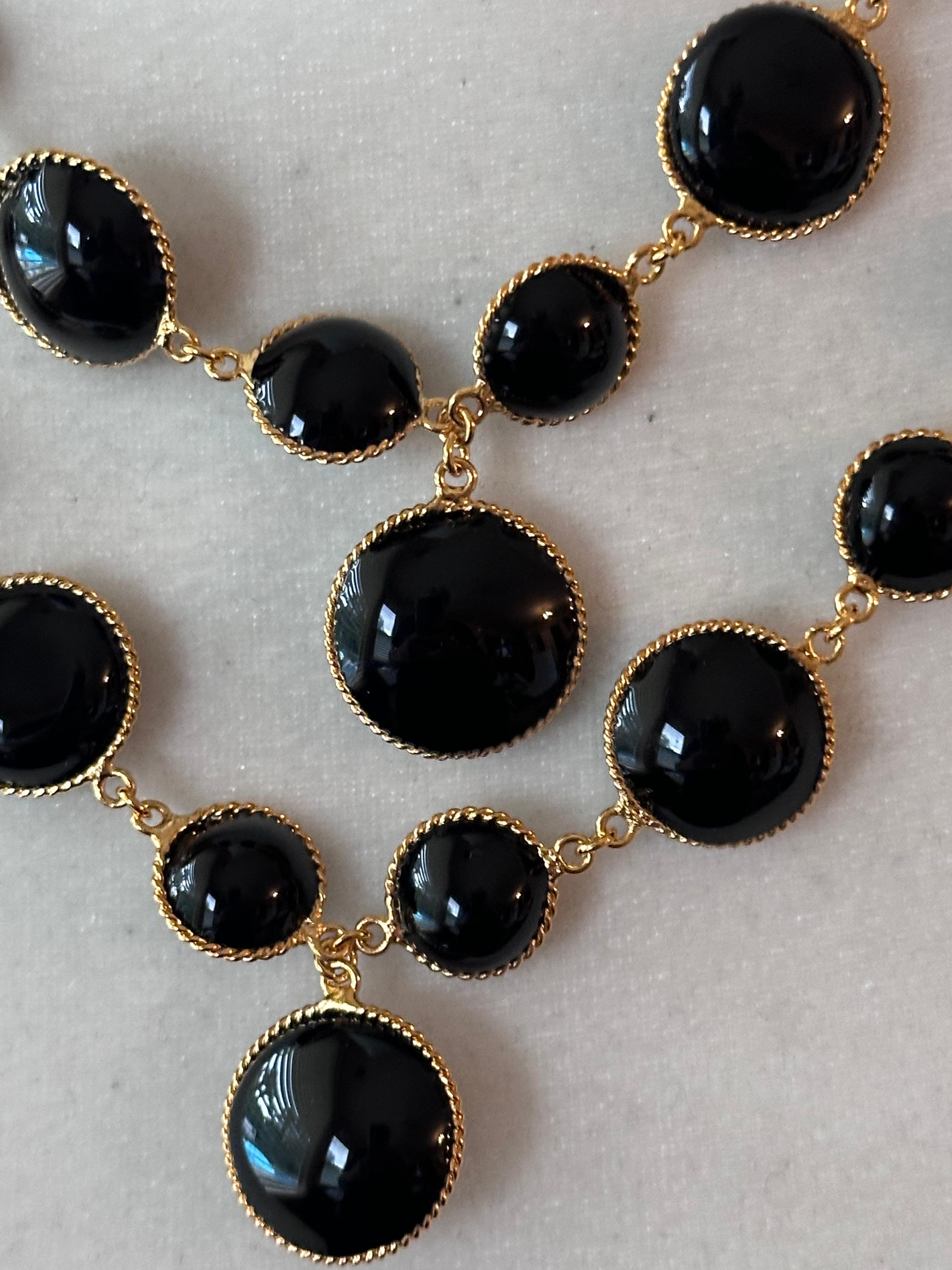 Pate De Verre Noir Sautoir Avec Fil Doré en vente 1