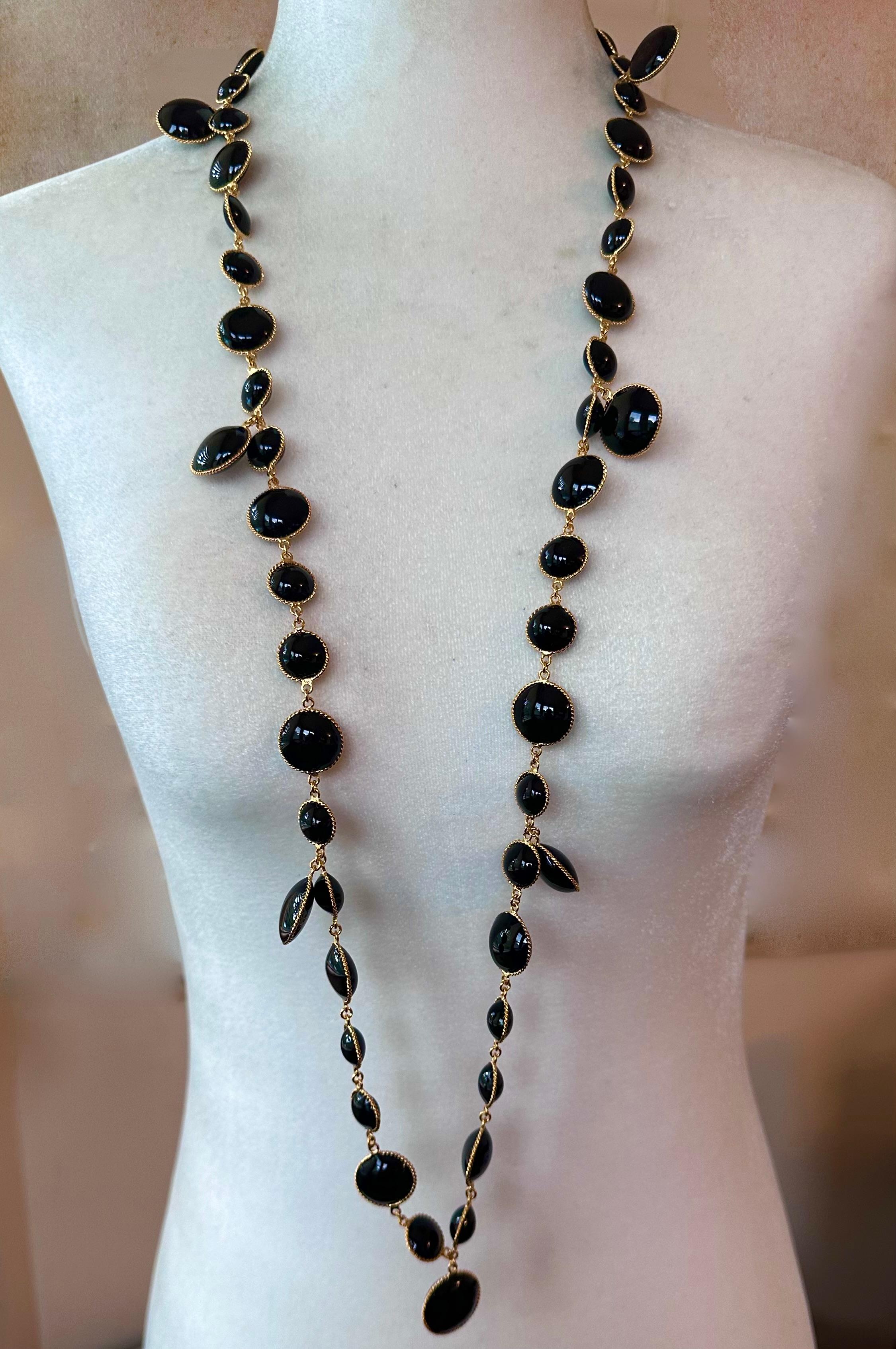 Pate De Verre Noir Sautoir Avec Fil Doré en vente 2