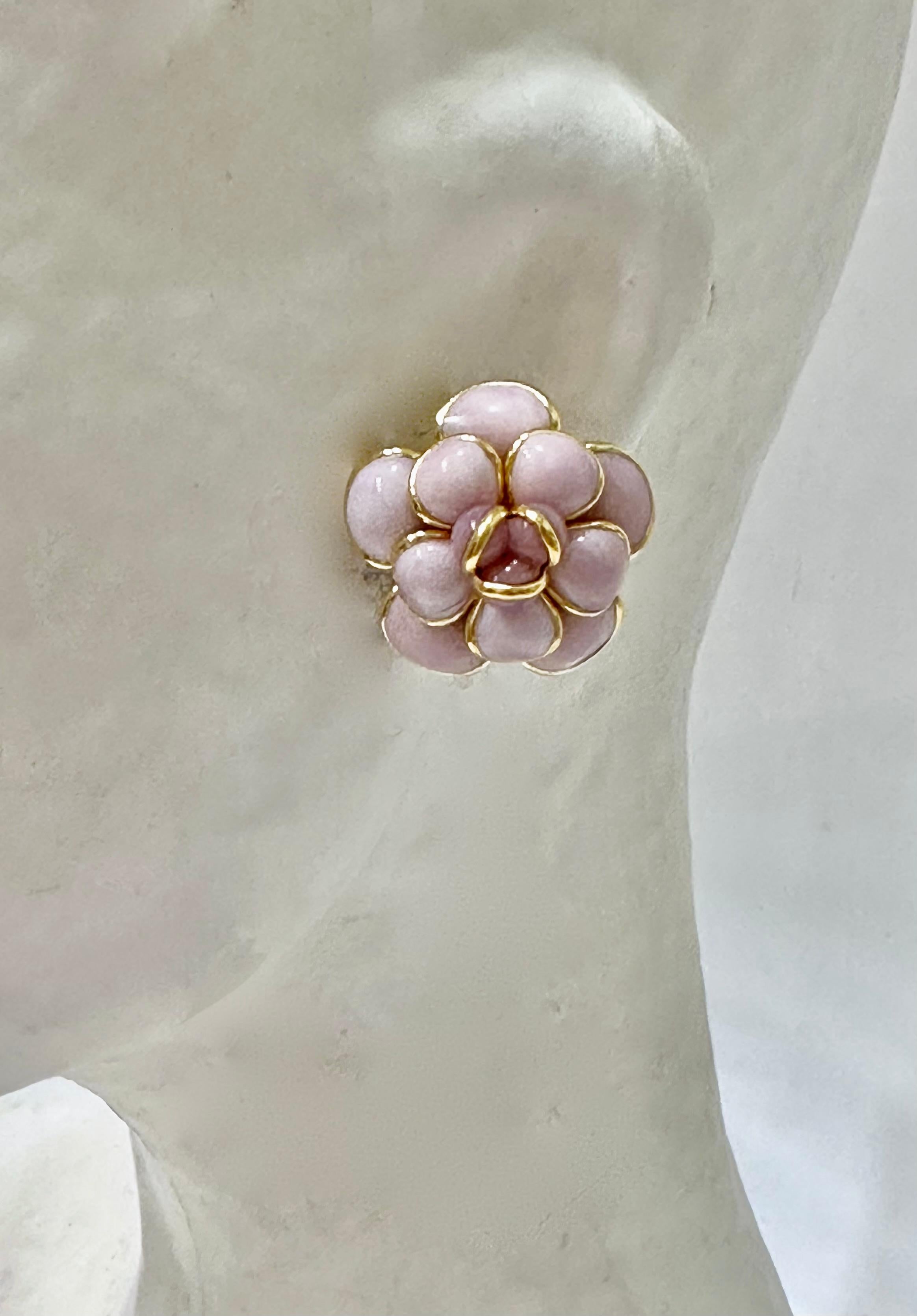 Orecchini in pasta di vetro realizzati con maestria  dalla Collection'S di pate de Verre.  Disegnato da un ex artigiano dell'Atelier de GRIPOIX con il savoir faire utilizzato per tutti i pezzi Chanel da loro eseguiti.  Tutti i gioielli in vetro