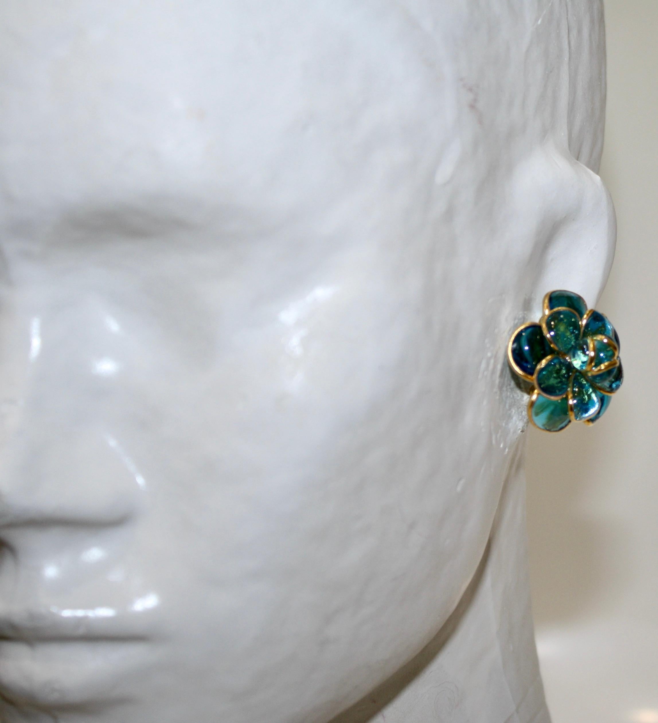 Pate de Verre Camélia Clip Earrings in Green and Blue In New Condition For Sale In Virginia Beach, VA