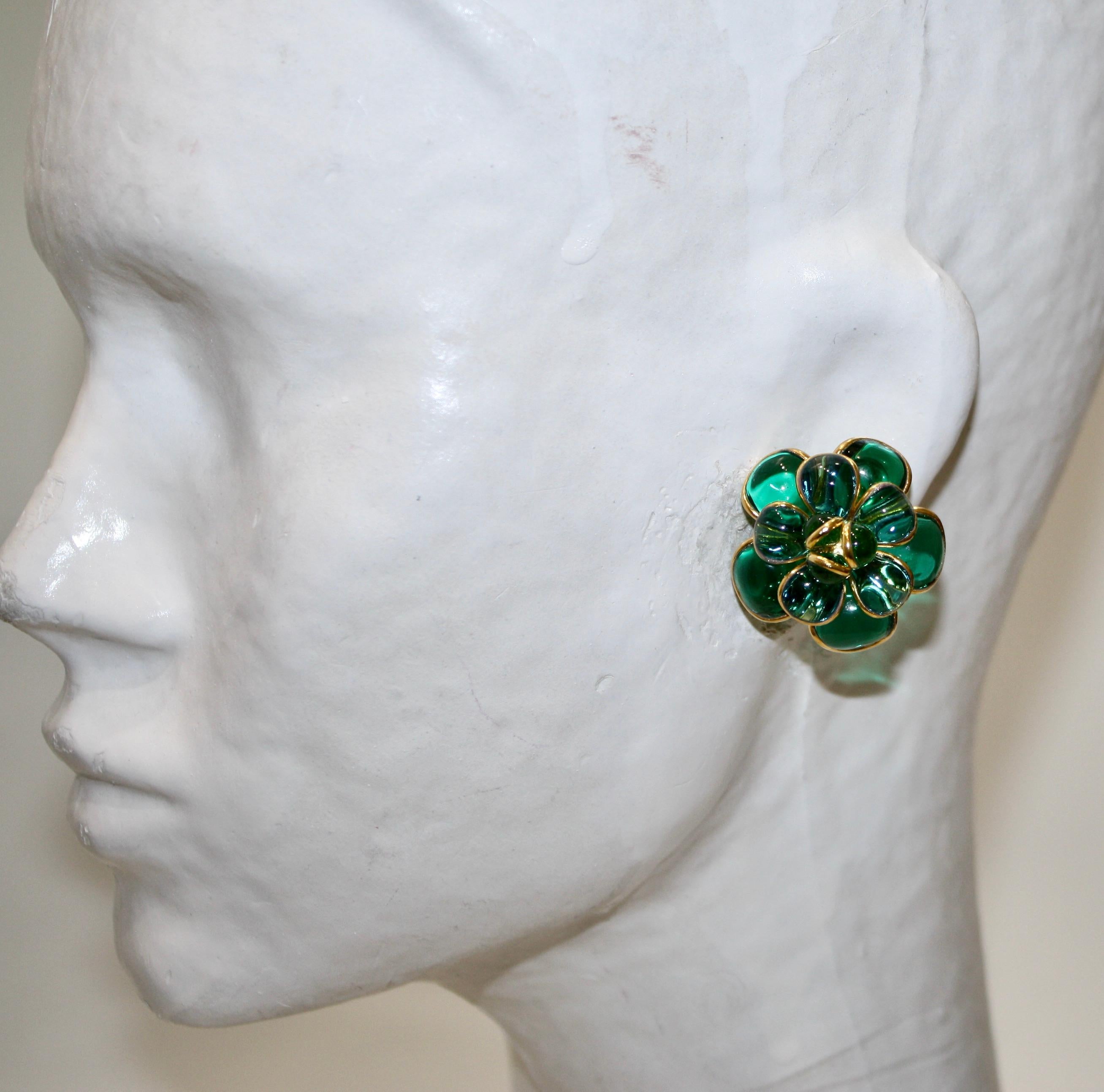Women's or Men's Pate de Verre Camélia Clip Earrings in Green and Blue For Sale