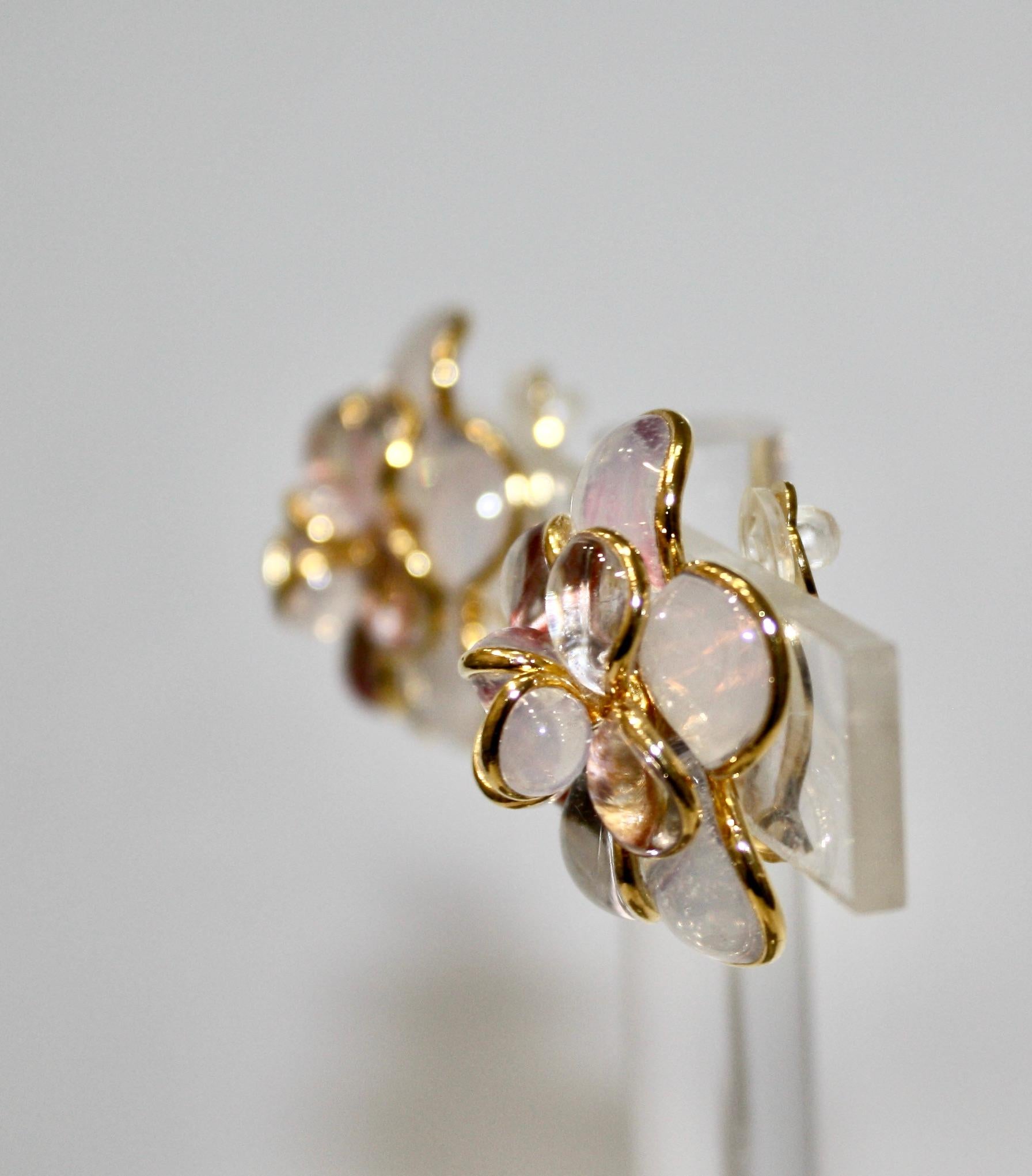 designed by the former artisans of the atelier of Gripoix, made in the special process of pate de verre or poured glass. Gold leaves are inserted in the glass. 18-carat gilded brass.
Clip earrings 