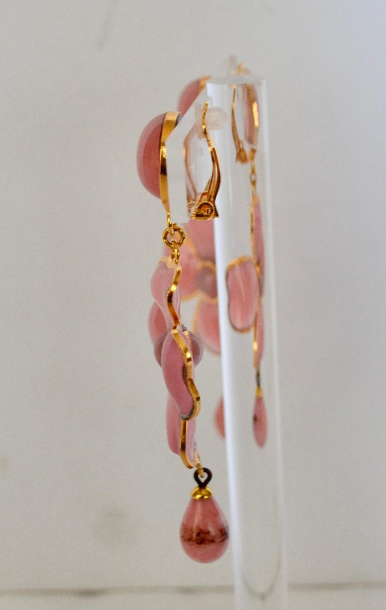 Clip earrings in pink pate de verre , Gripoix work of poured glass. Handmade glass pearl. Gilded brass metal.  
Françoise Montague designer.