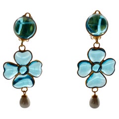 Tropfenohrringe mit Kleeblatt in Aqua von Pate de Verre