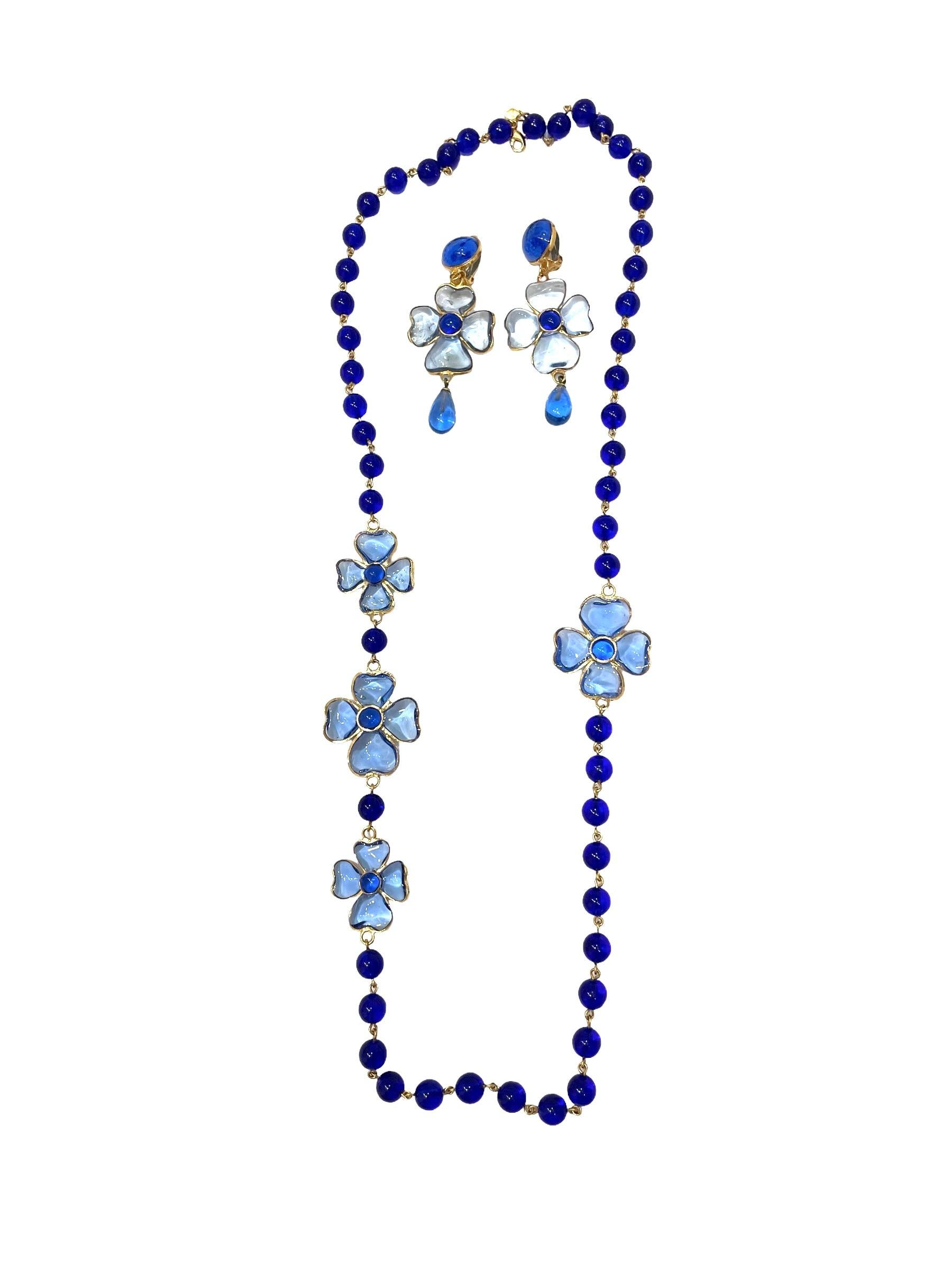 Artista Pate de Verre Clover Sautoir in blu cobalto Di Francoise Montague in vendita