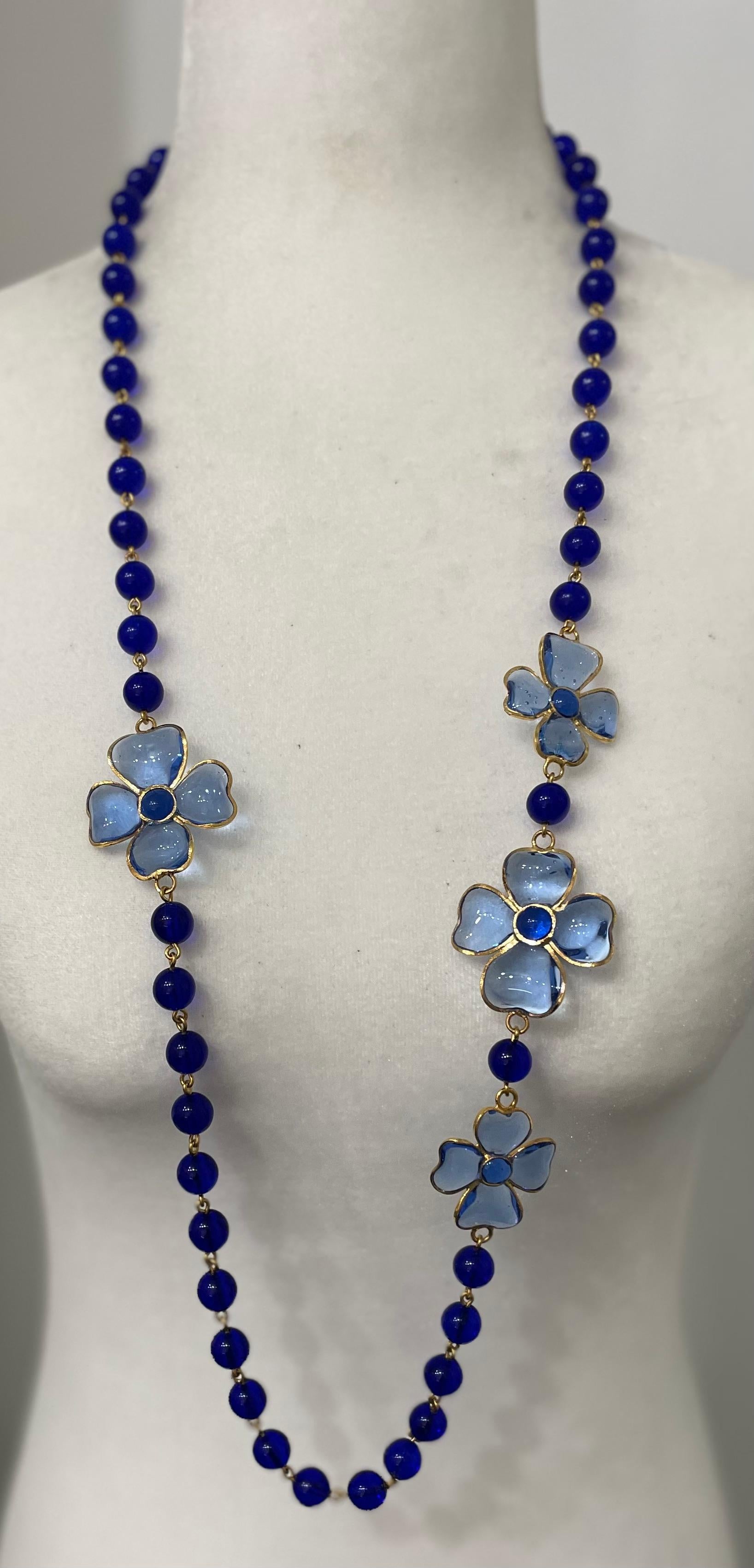 da uomo o donna Pate de Verre Clover Sautoir in blu cobalto Di Francoise Montague in vendita