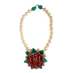 Collier de roses de la collection Pate de Verre