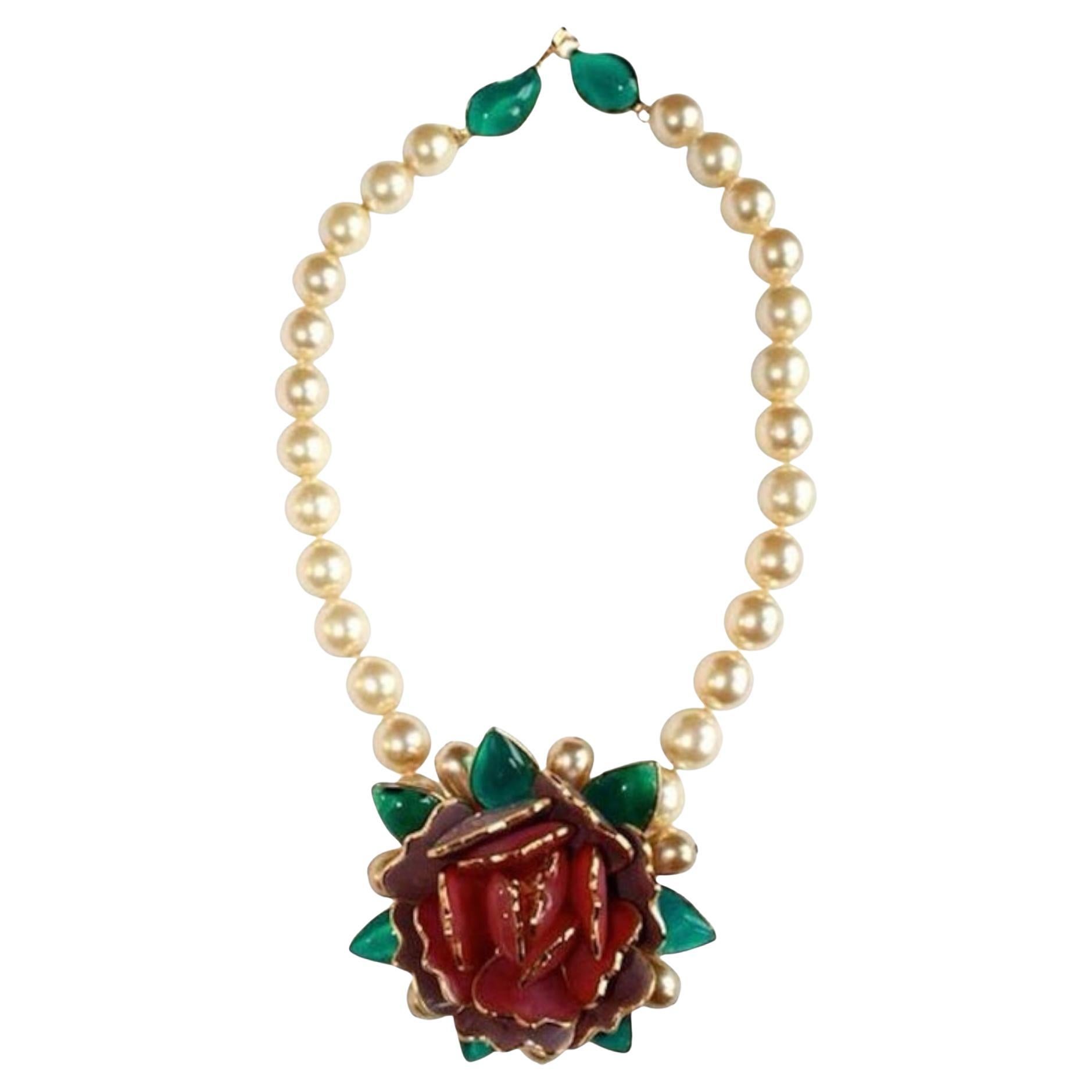 Collier de roses de la collection Pate de Verre