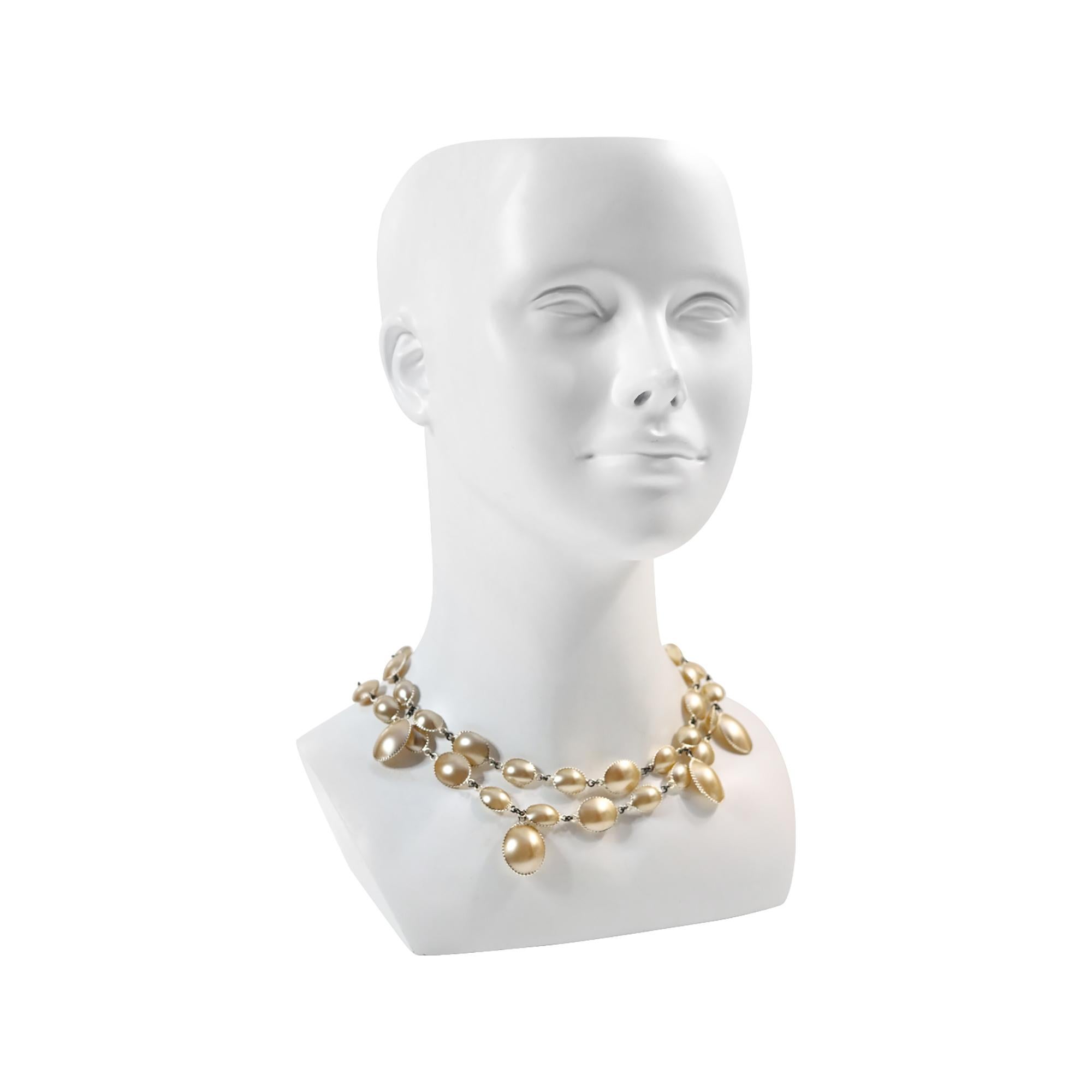  Collana di perle finte pendenti in Pate De Verre Circa anni 2000. Questa collana è composta da uno spettacolare metallo color oro e argento con giunture nere, e poi ci sono i pezzi pendenti.  Ne ho anche un altro, quindi se desideri allungarlo per
