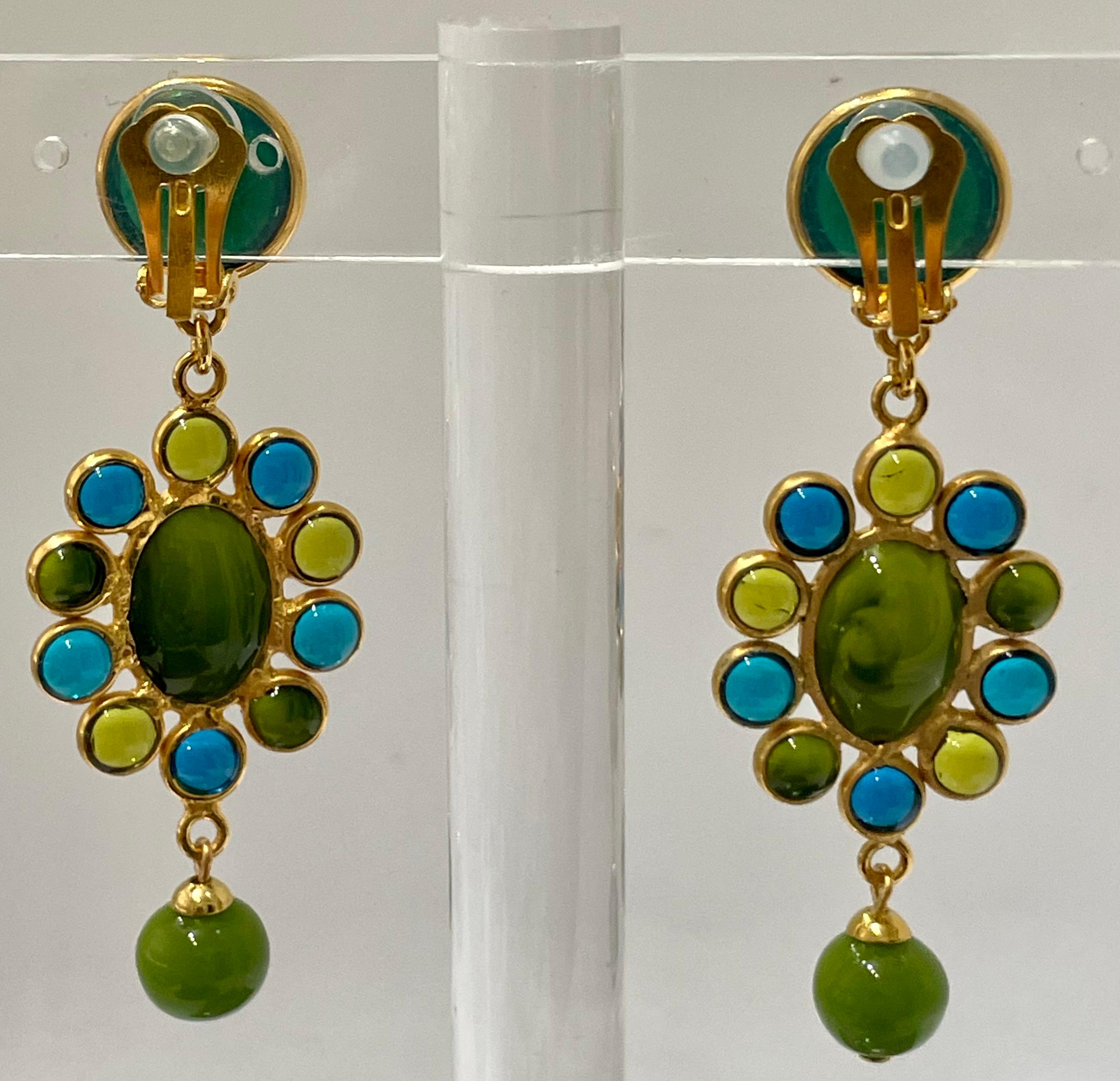 Designed by Françoise Montague.
The established business included a global clientele and boutique in Paris. After Montague took over, her most important clients were Nina Ricci and Franck & Fils. Early jewelry by Montague, according to Muller, “is