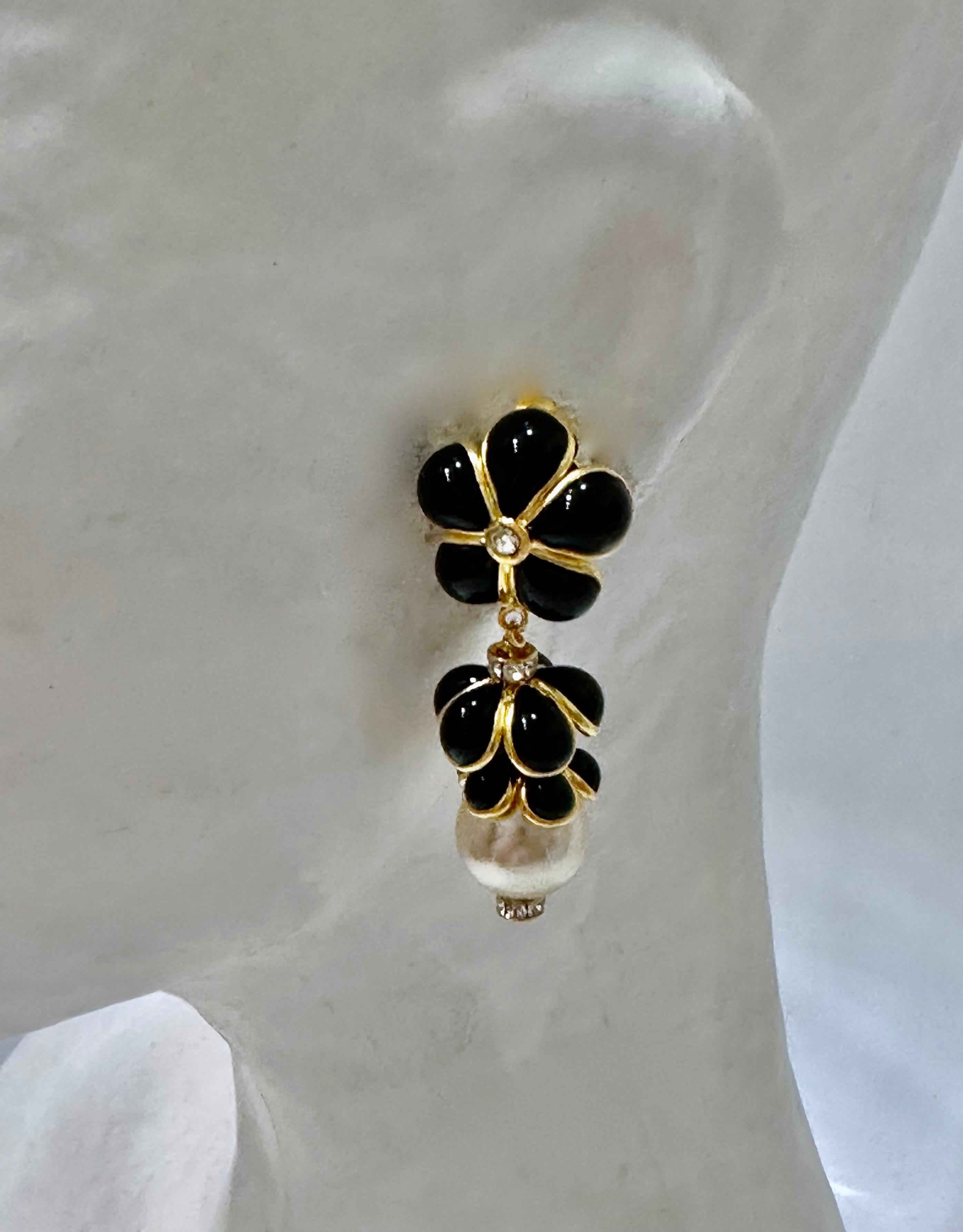 Pate De Verre Flower and Pearl Drop Earrings In New Condition For Sale In Virginia Beach, VA