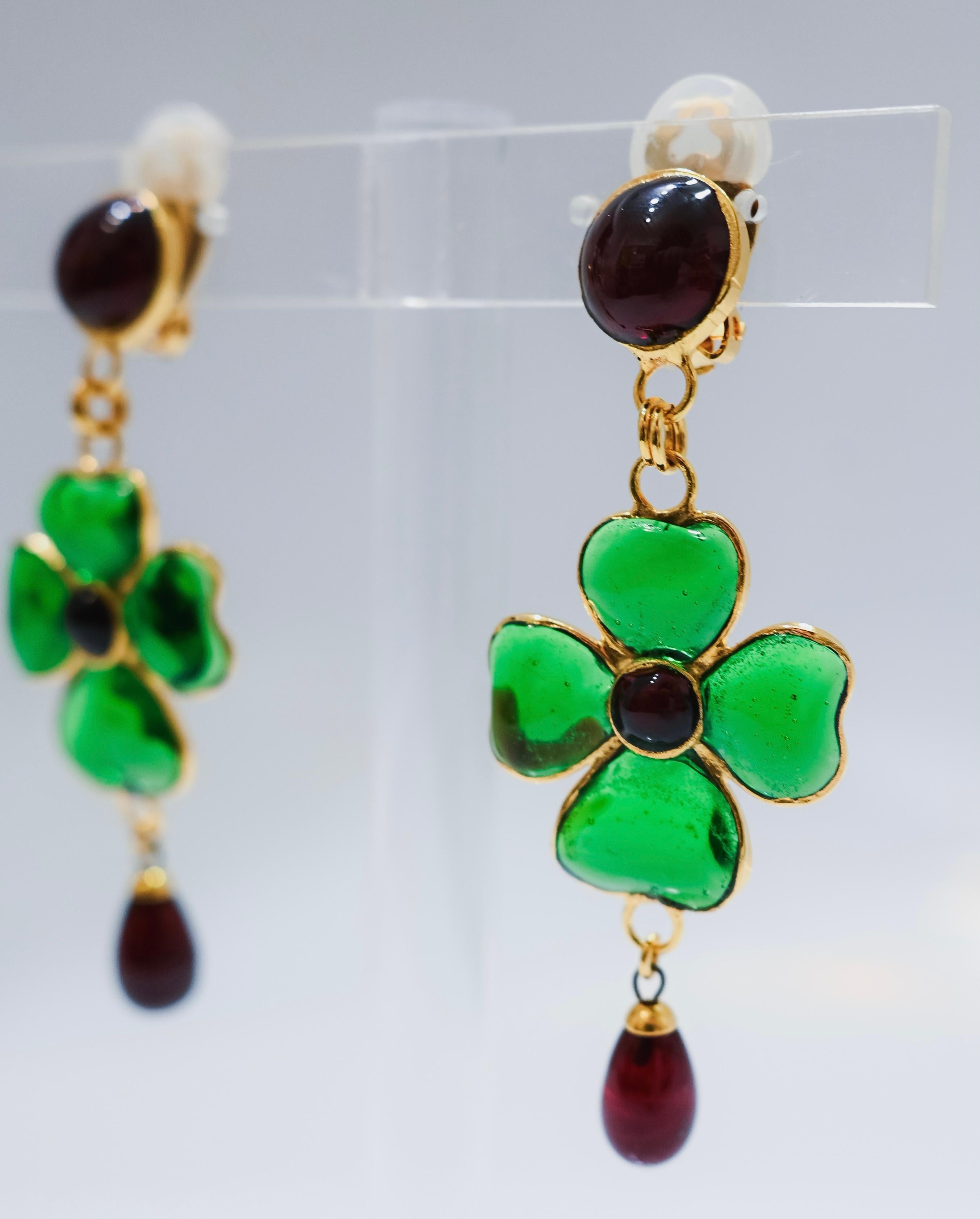 Artiste Boucles d'oreilles pendantes en forme de fleur en pâte de verre en vente
