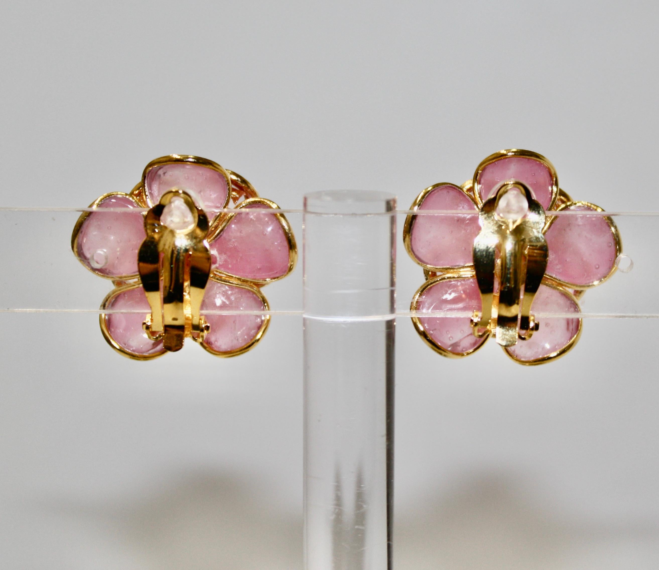 conçus par les anciens artisans de l'atelier de Gripoix, réalisés selon le procédé particulier de la pâte de verre ou verre coulé. Des feuilles d'or sont insérées dans le verre. Laiton doré 18 carats.
Boucles d'oreilles à pince.