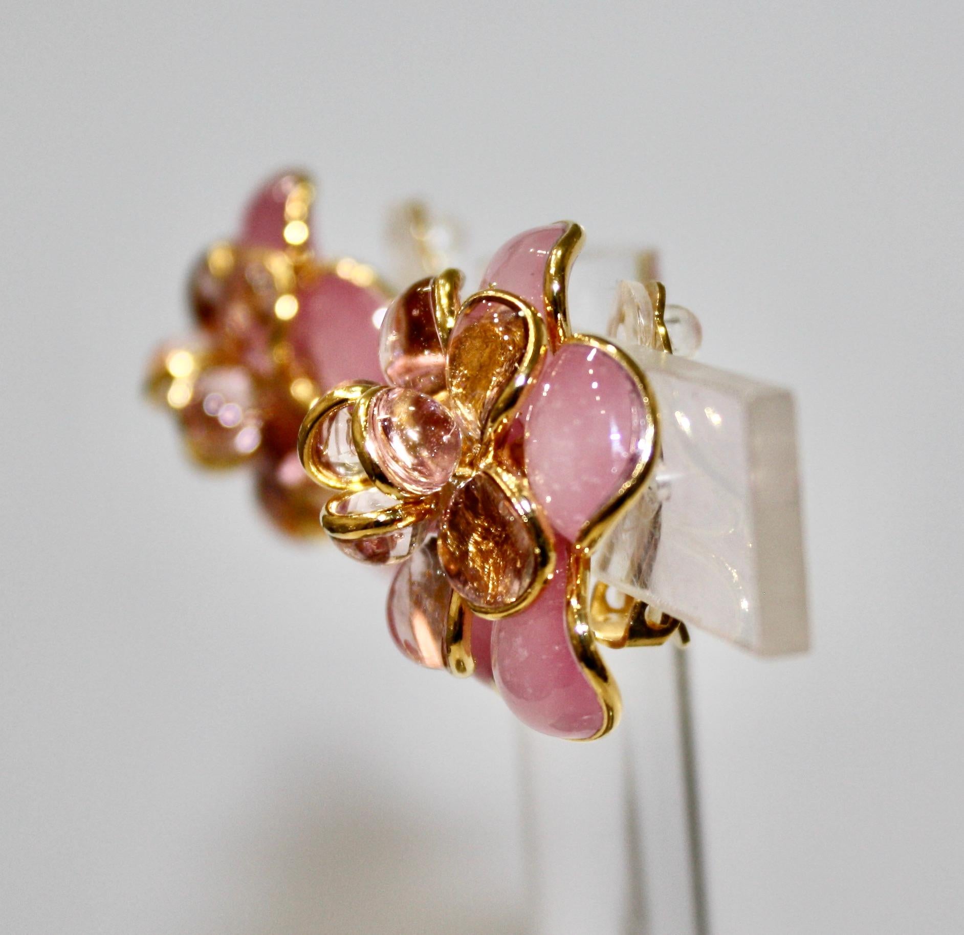 Artiste Boucles d'oreilles Pate de Verre Camelia rose et or en vente