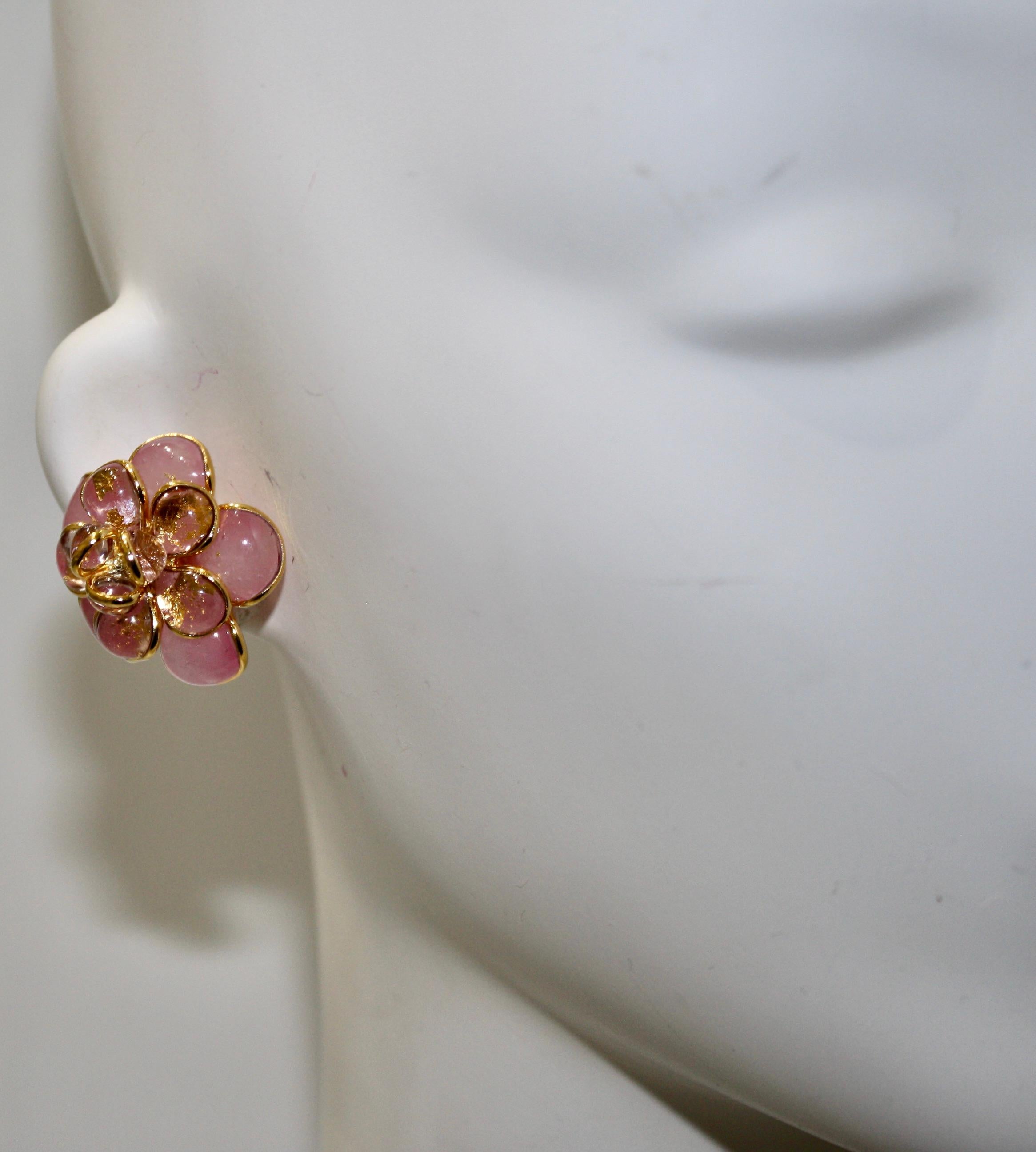 Boucles d'oreilles Pate de Verre Camelia rose et or Neuf - En vente à Virginia Beach, VA