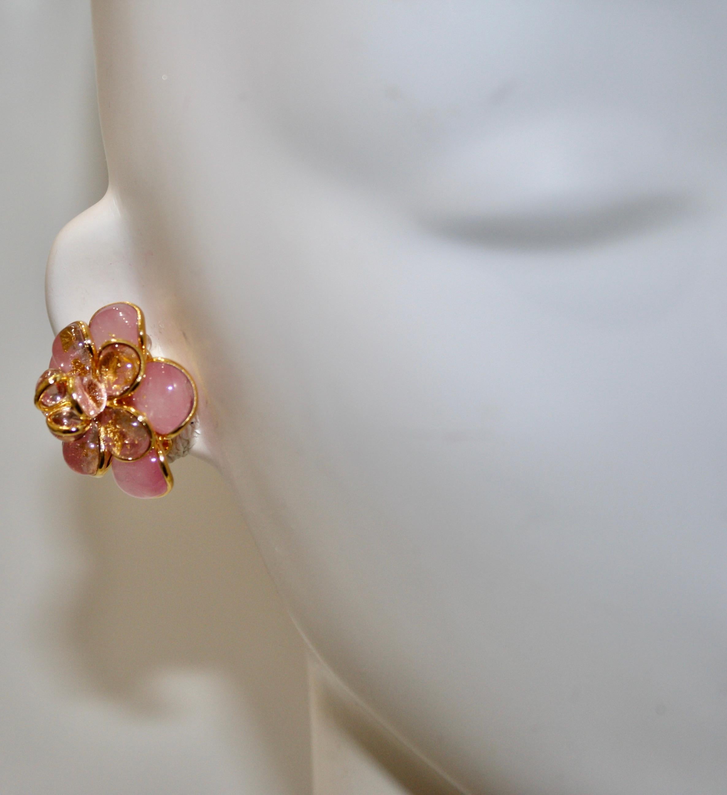 Boucles d'oreilles Pate de Verre Camelia rose et or Unisexe en vente