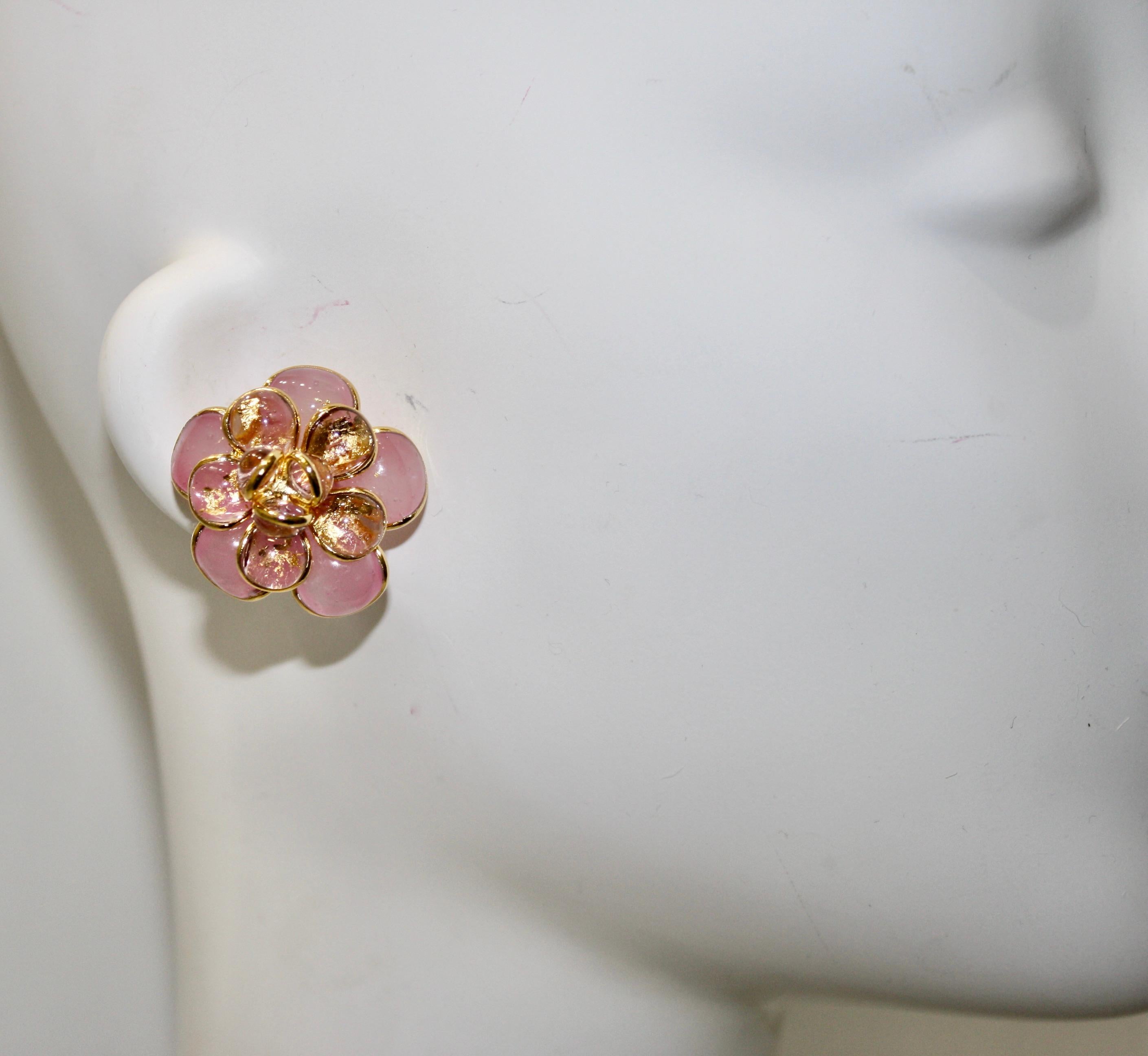 Boucles d'oreilles Pate de Verre Camelia rose et or en vente 1