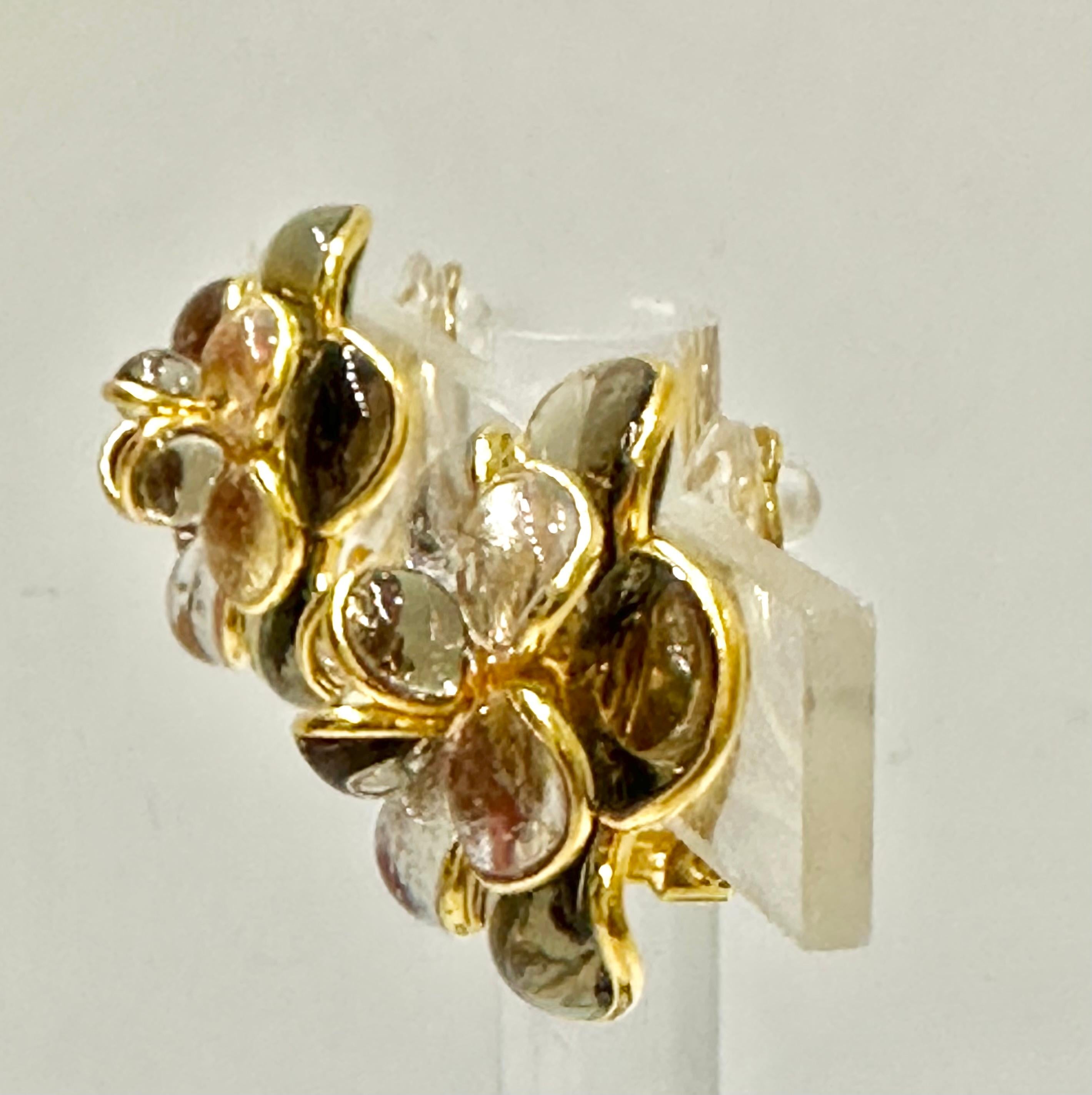 designed by the former artisans of the atelier of Gripoix, made in the special process of pate de verre or poured glass. Gold leaves are inserted in the glass. 18-carat gilded brass.
Clip earrings 